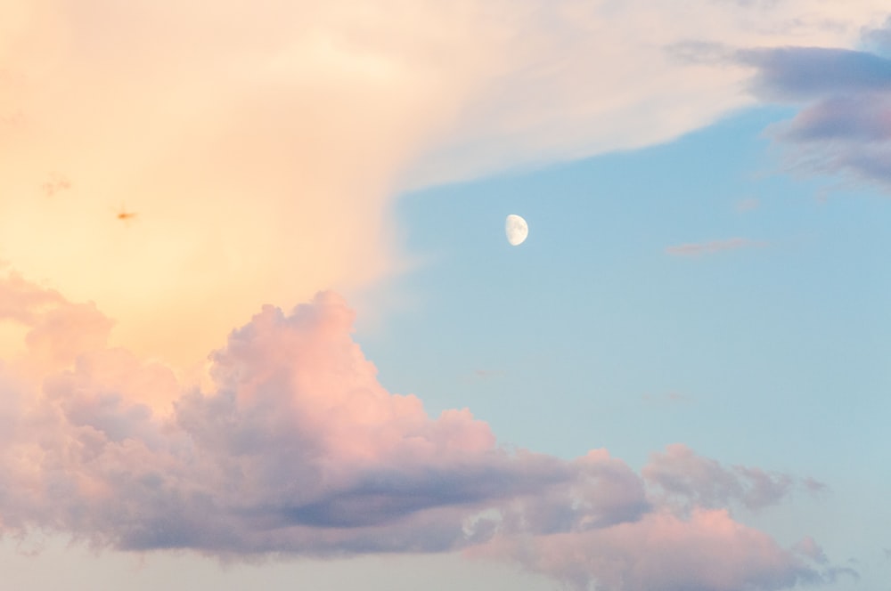 Une lune dans le ciel