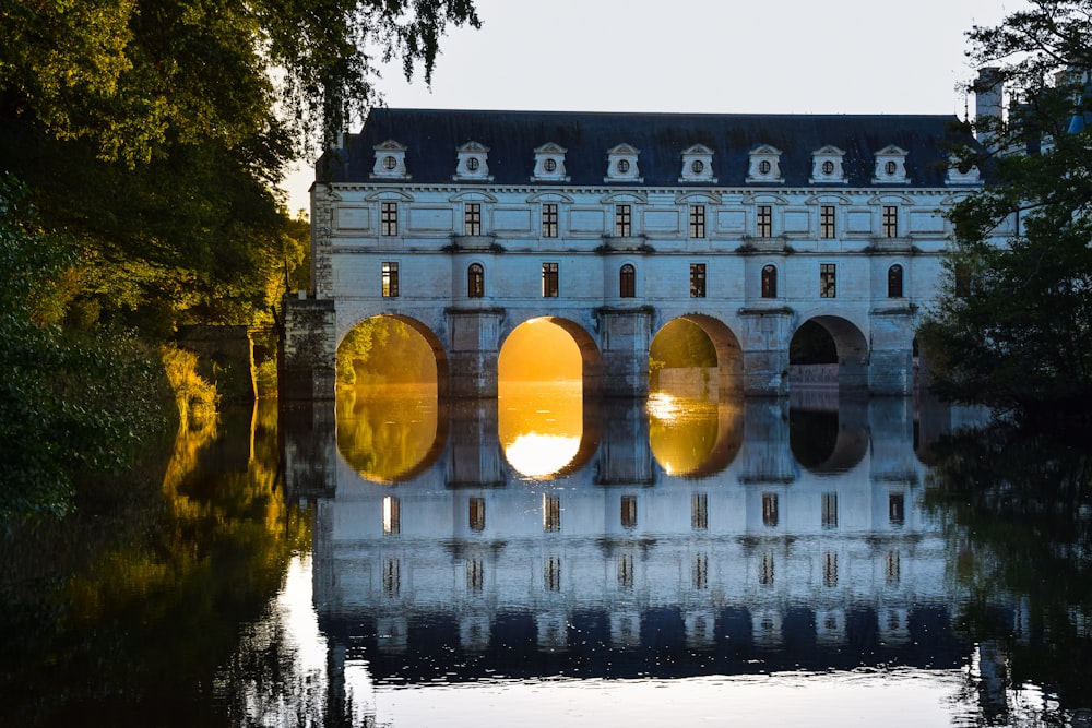 un grand bâtiment blanc avec des fenêtres cintrées