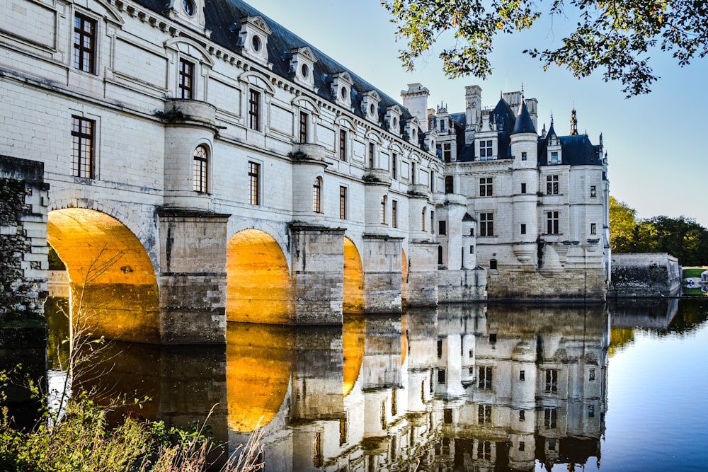 un edificio con un riflesso di un edificio nell'acqua