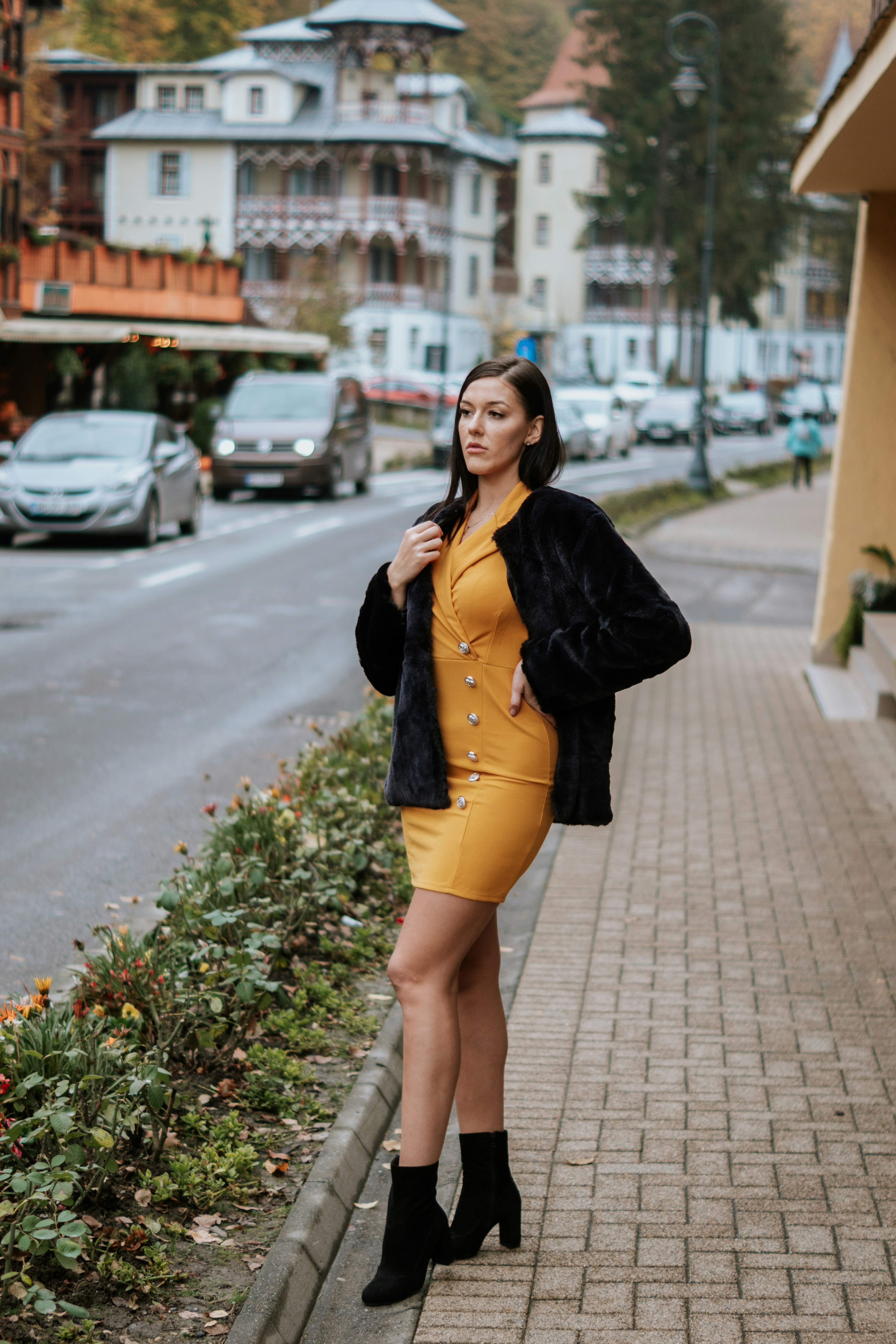 Una mujer posando para una foto