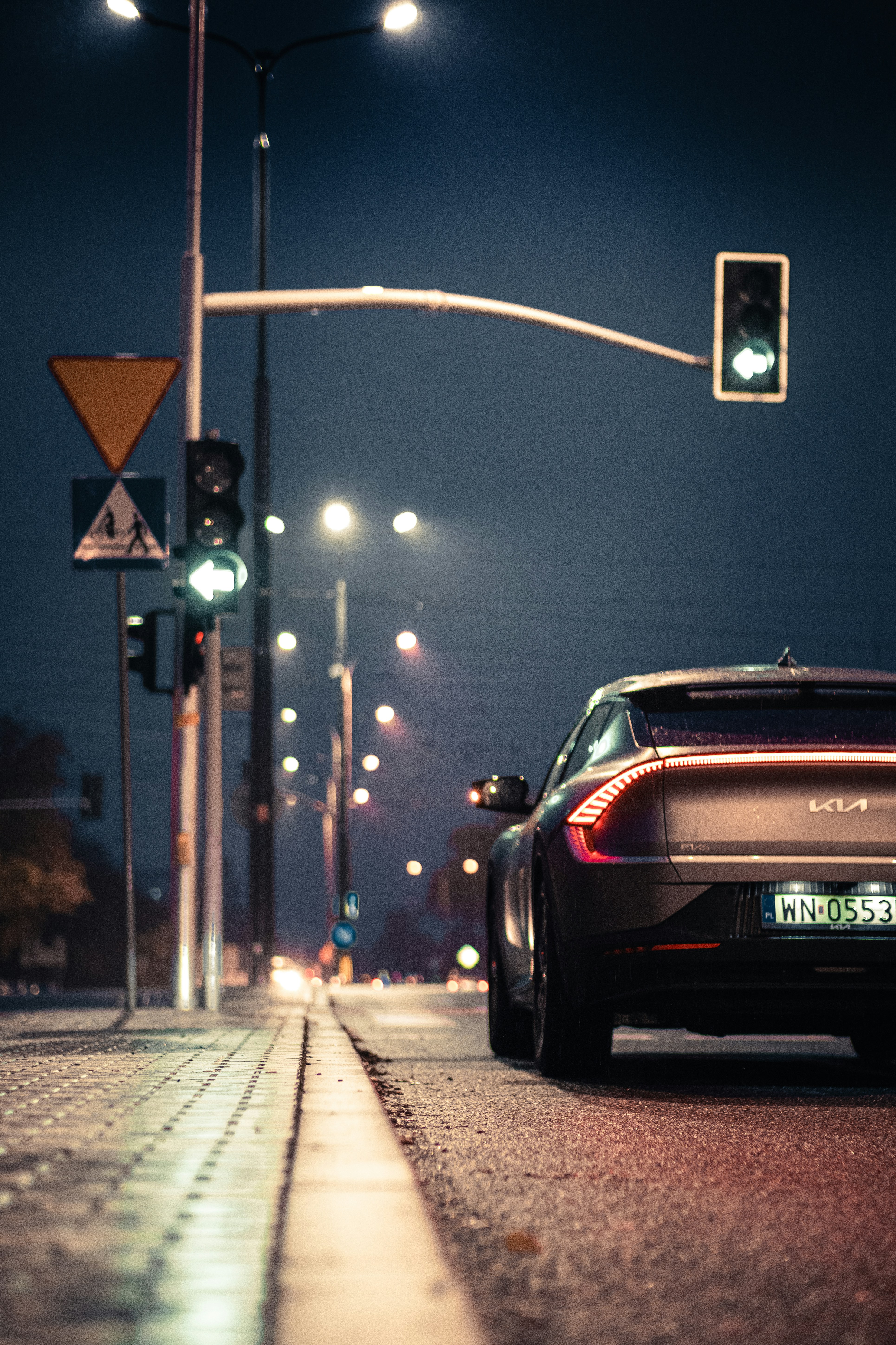 a car is stopped at a traffic light