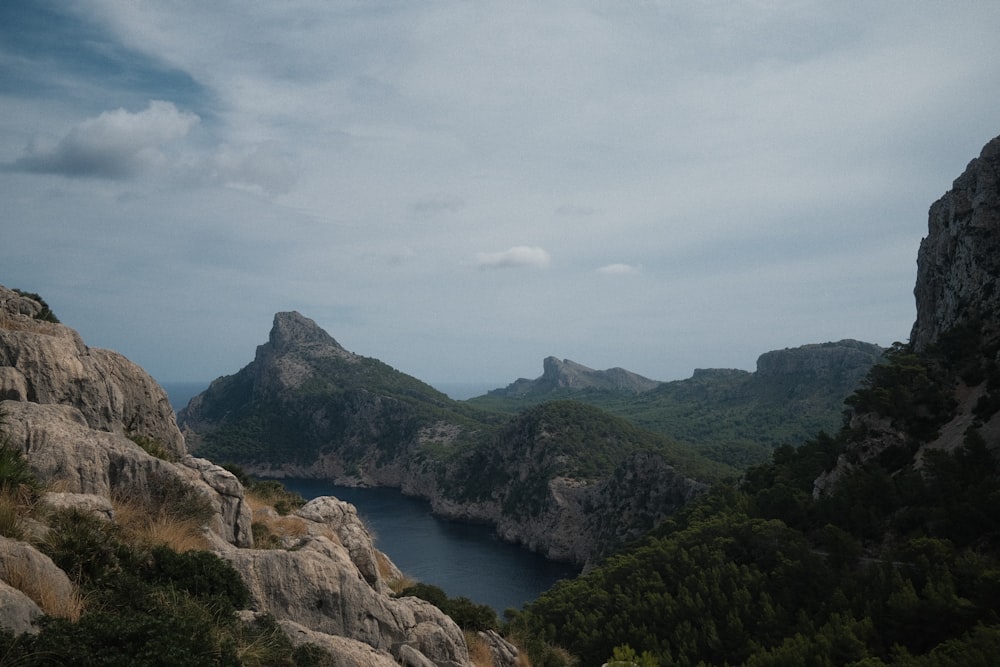 un río que atraviesa un valle