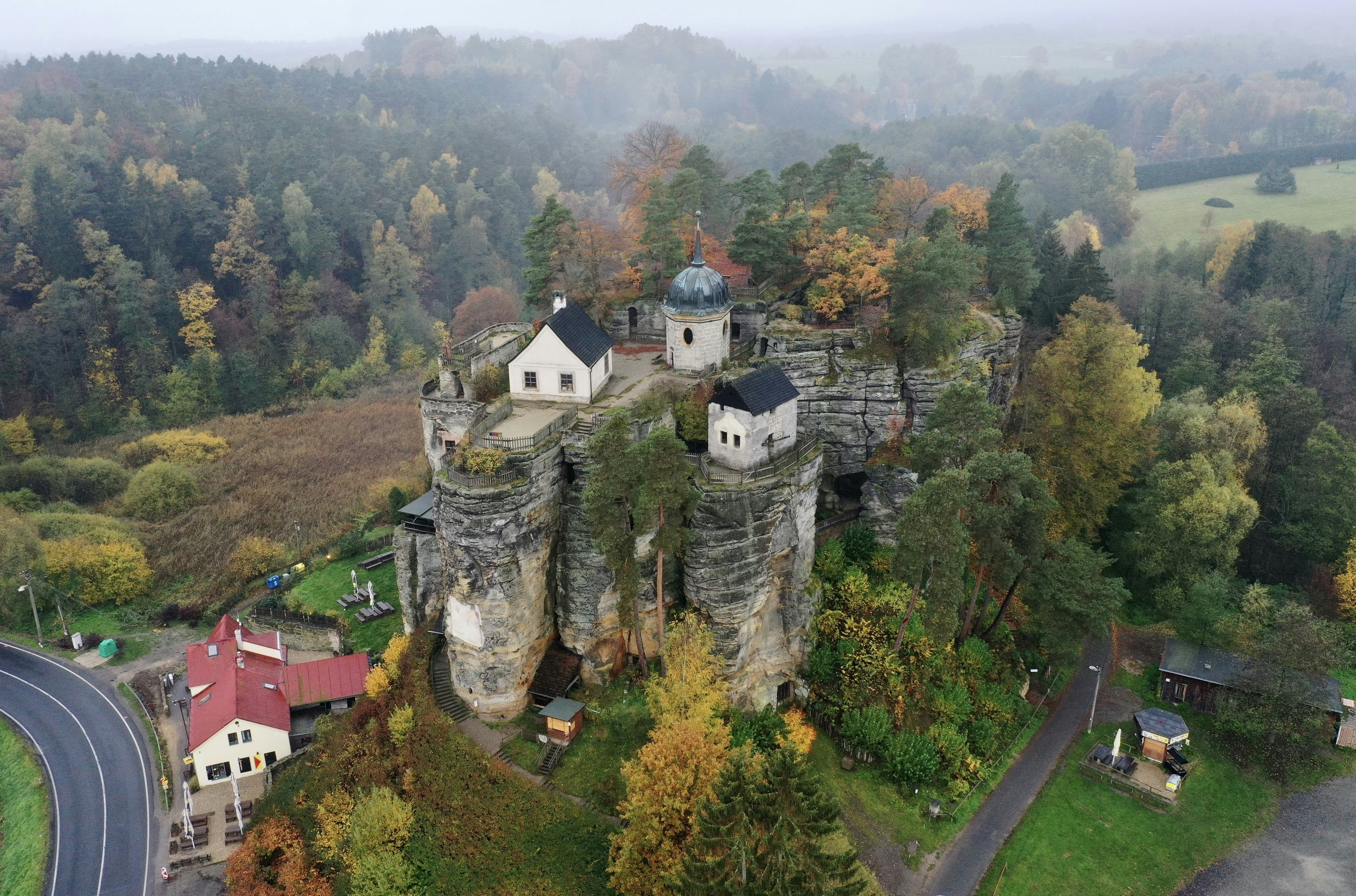 Czy SEO to tylko pozycjonowanie w Google? Jakie inne usługi SEO pomogą mi zaistnieć w Internecie? - a castle on a hill with Eltz Castle in the background