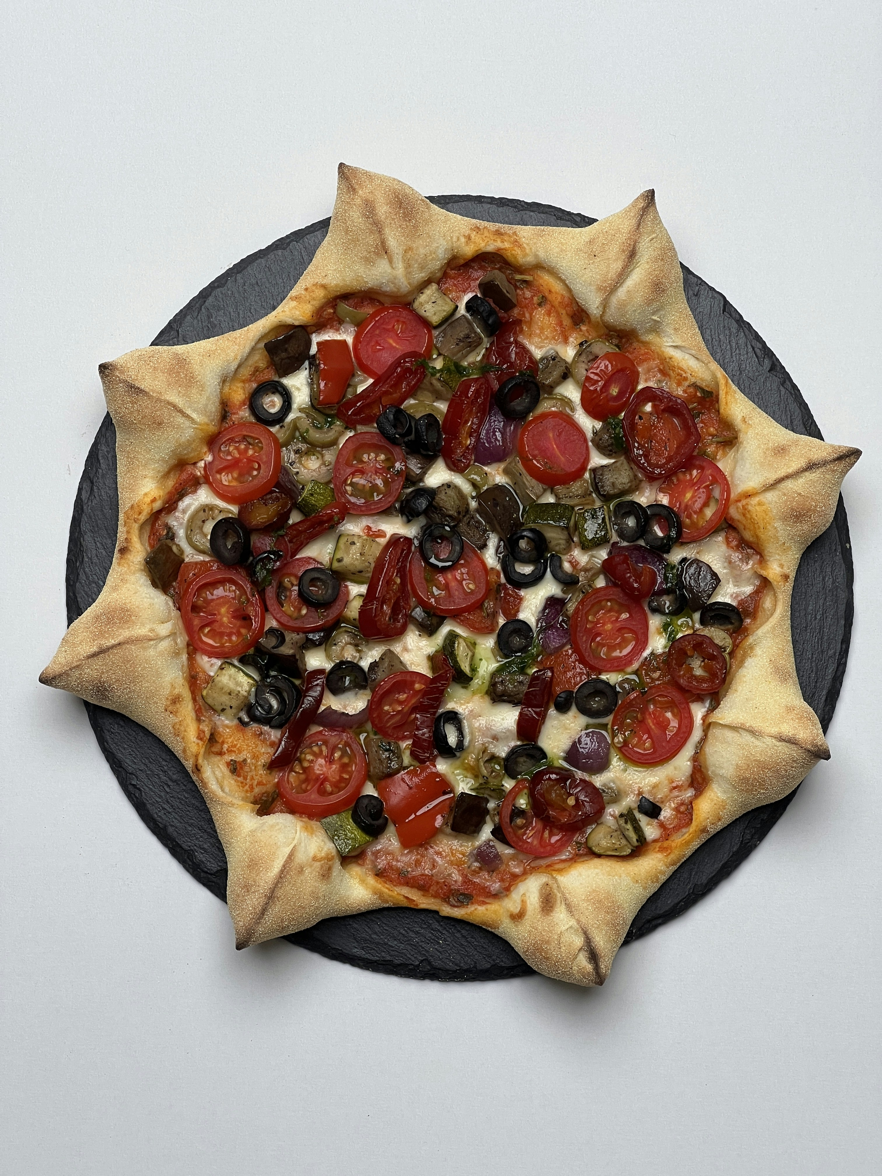Pizza con alici argentate e olive nere