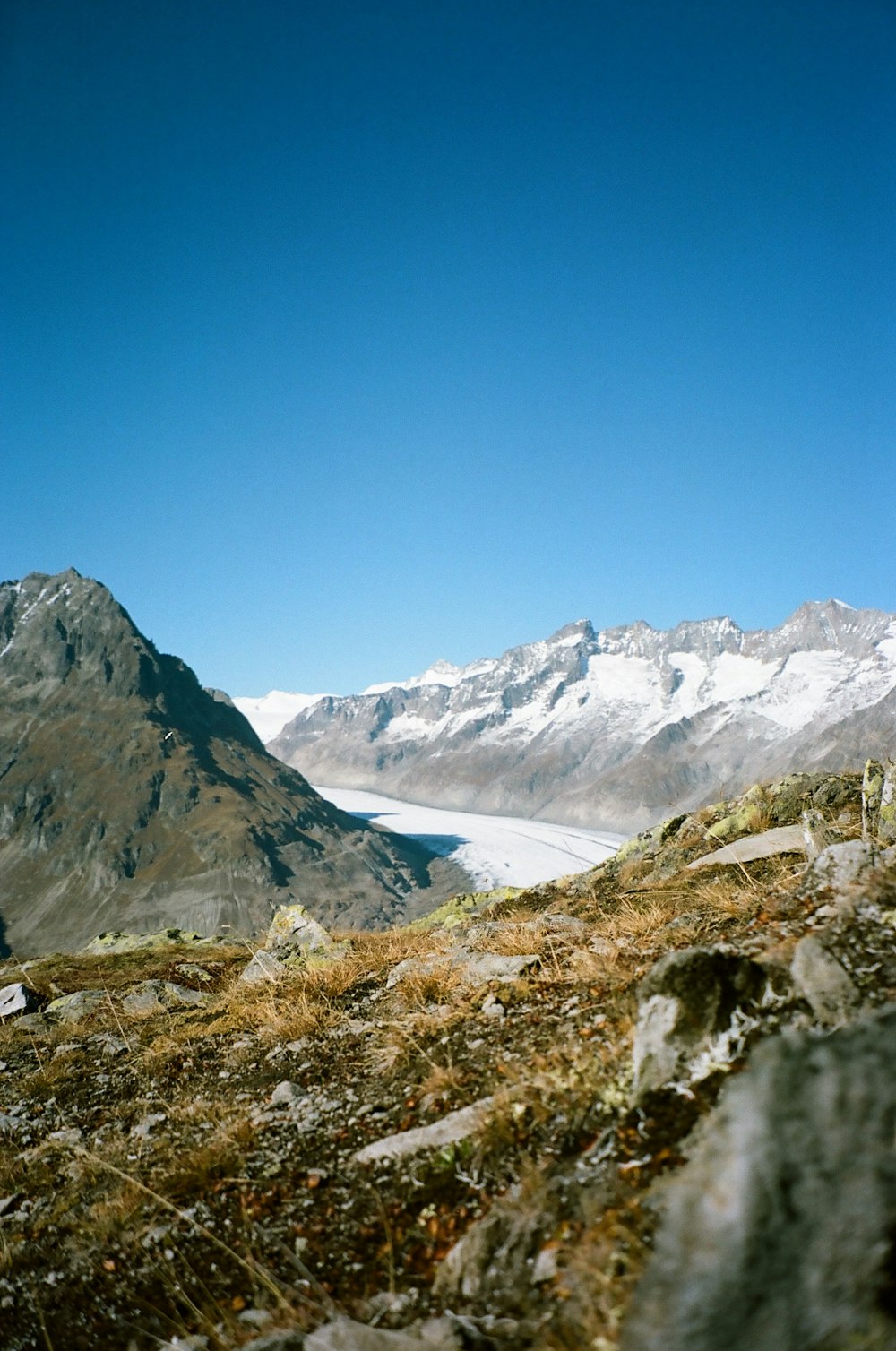 Une chaîne de montagnes enneigée