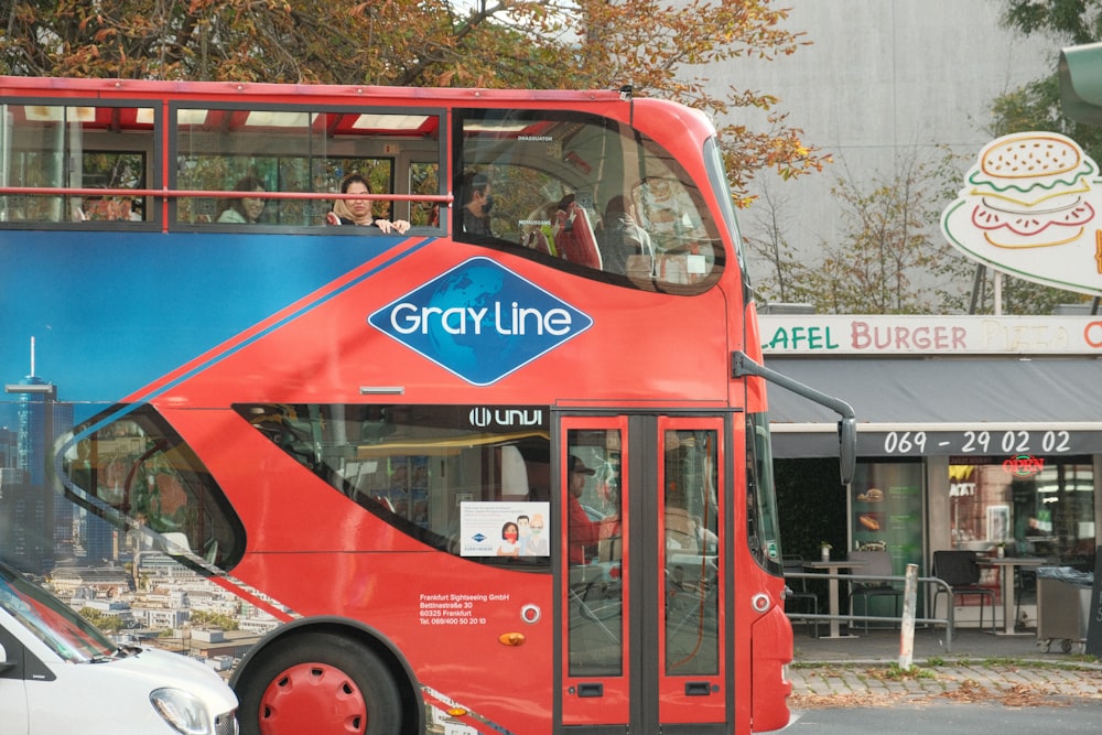 Un bus rouge à impériale