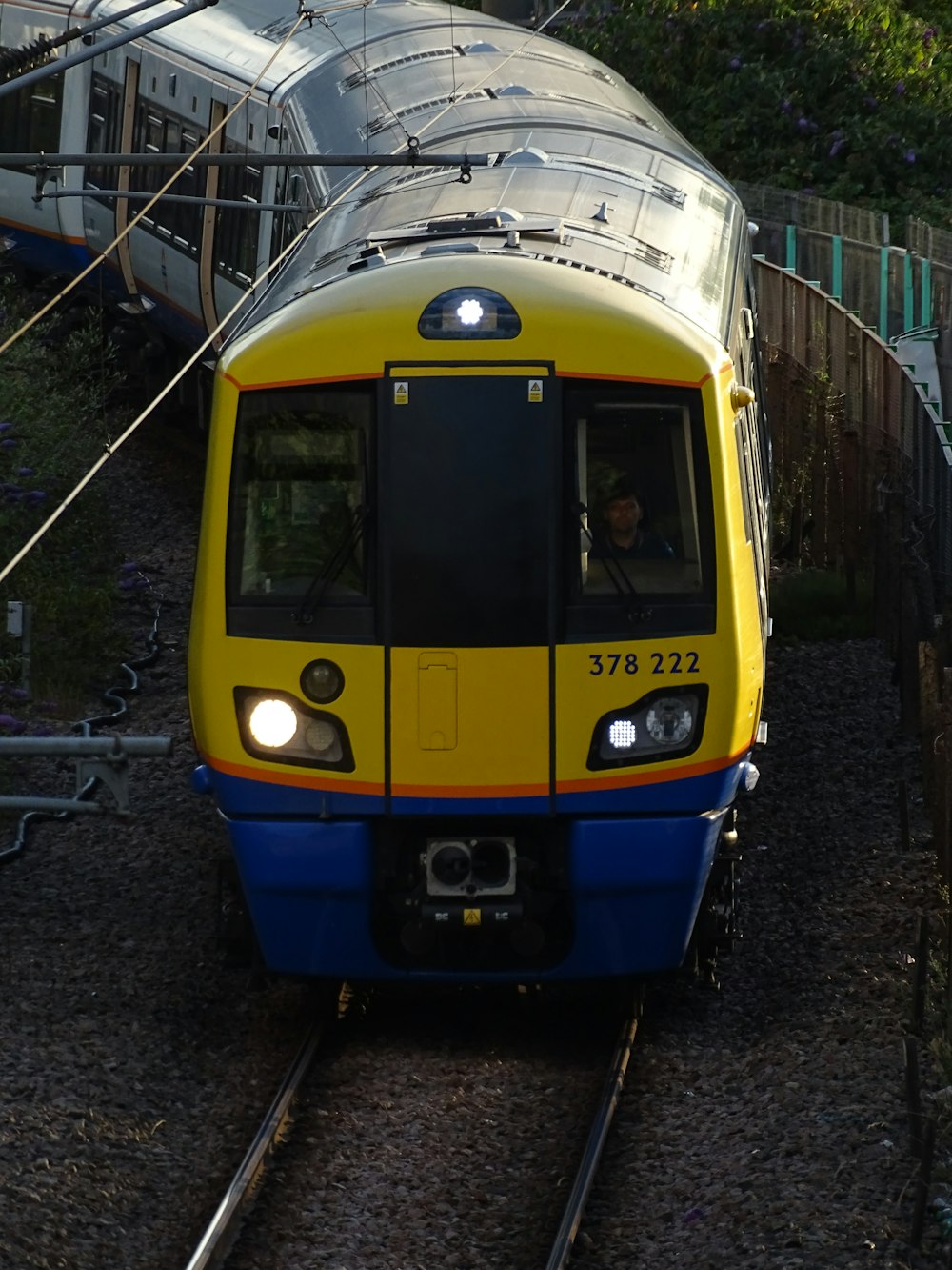 Ein gelber Zug auf den Gleisen