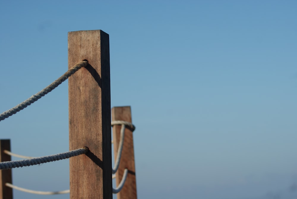 un poste de madera con un cable unido