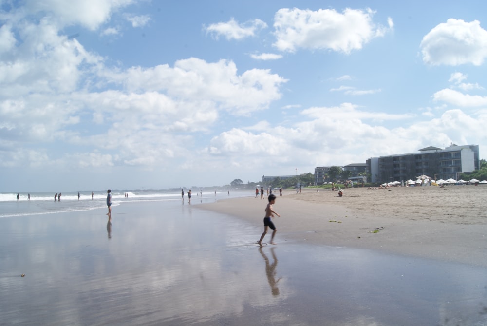 una persona corriendo en una playa