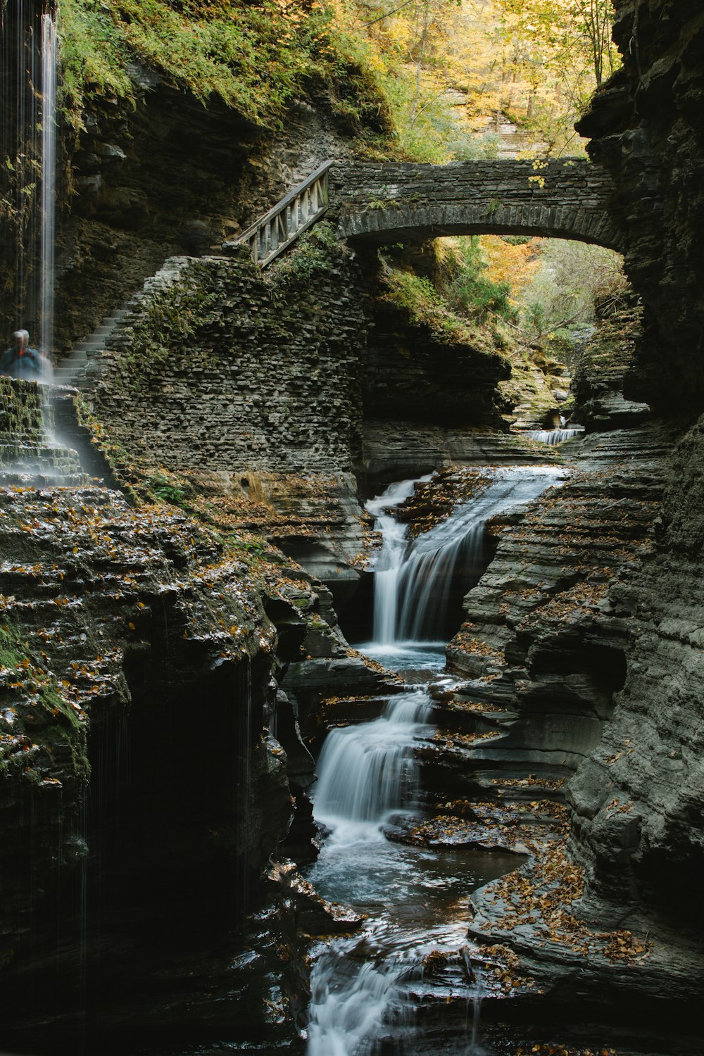 Eine Brücke über einen Fluss