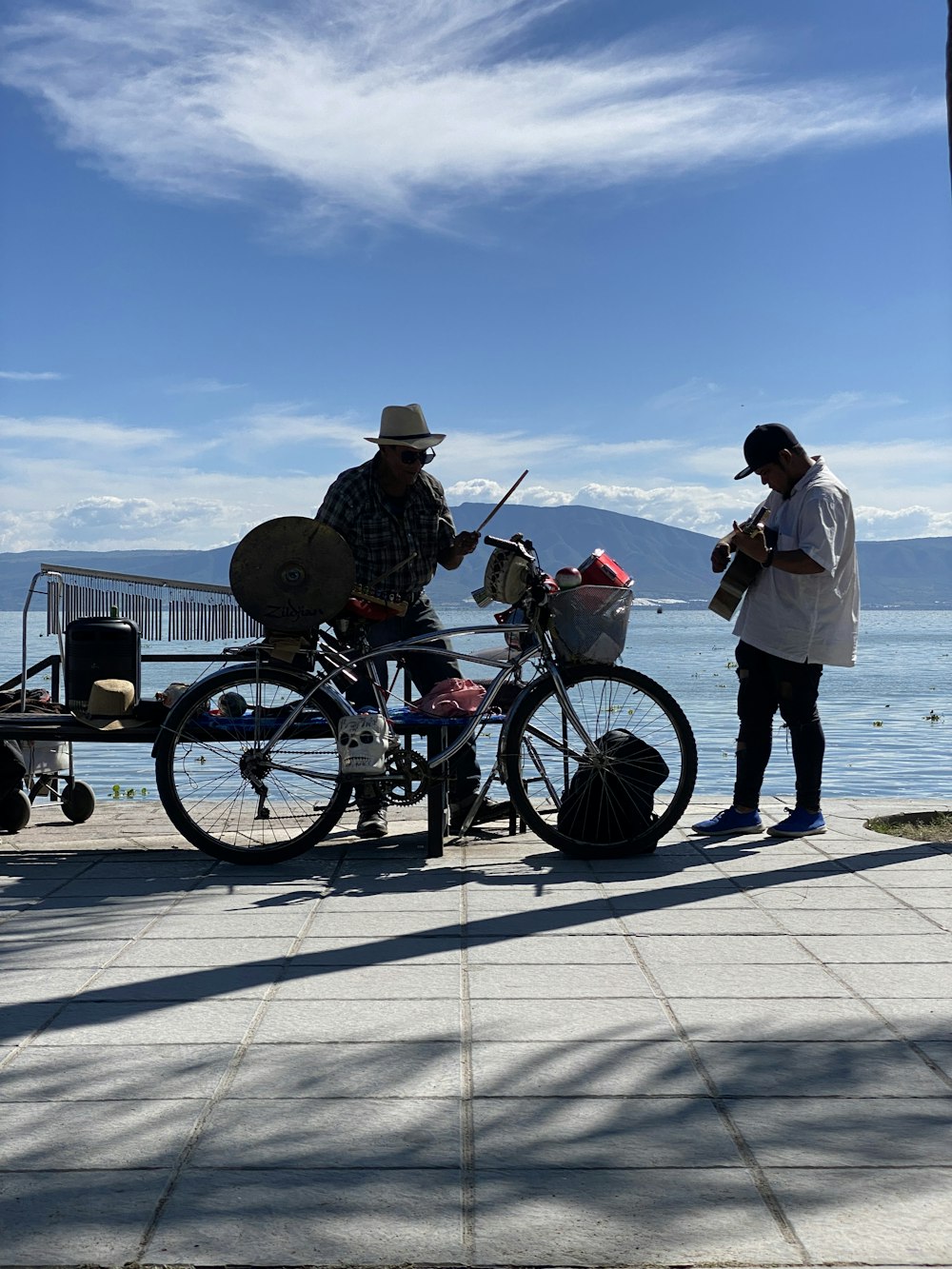 自転車に乗っている人