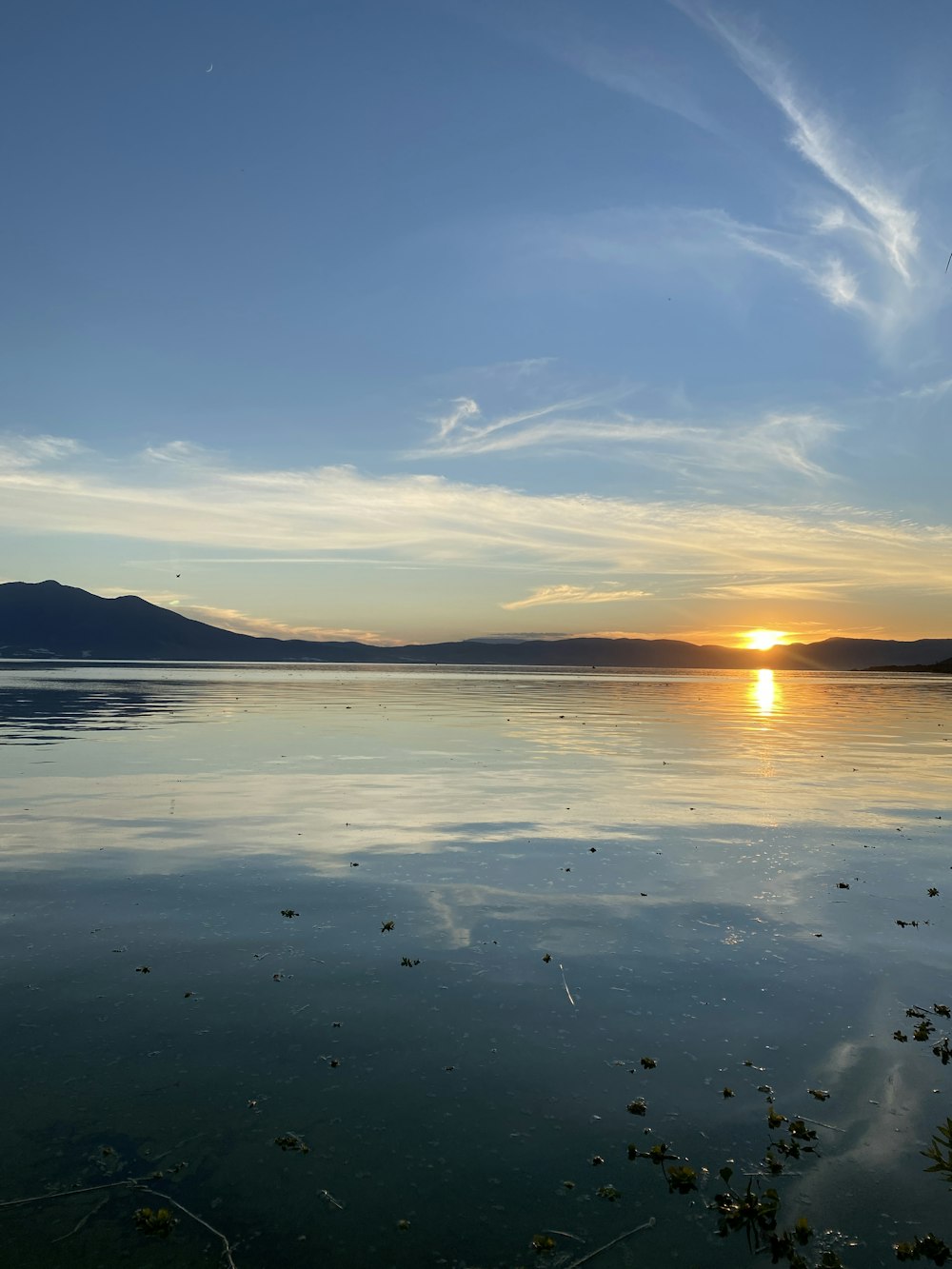 Un cuerpo de agua con una puesta de sol