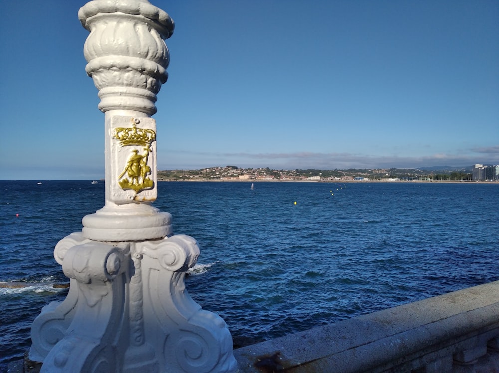 un pilar con un cuerpo de agua en el fondo