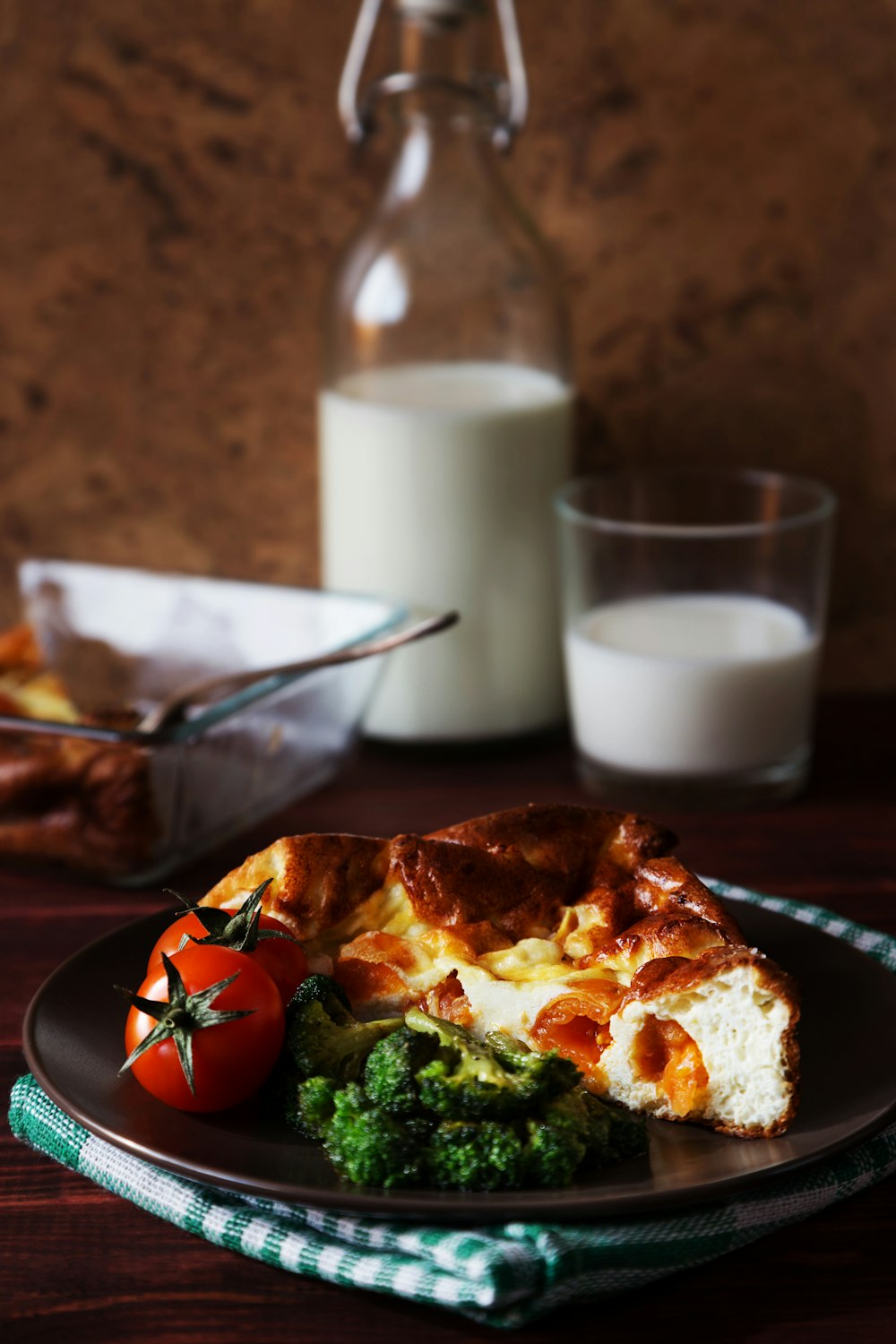 un plato de comida y un vaso de leche