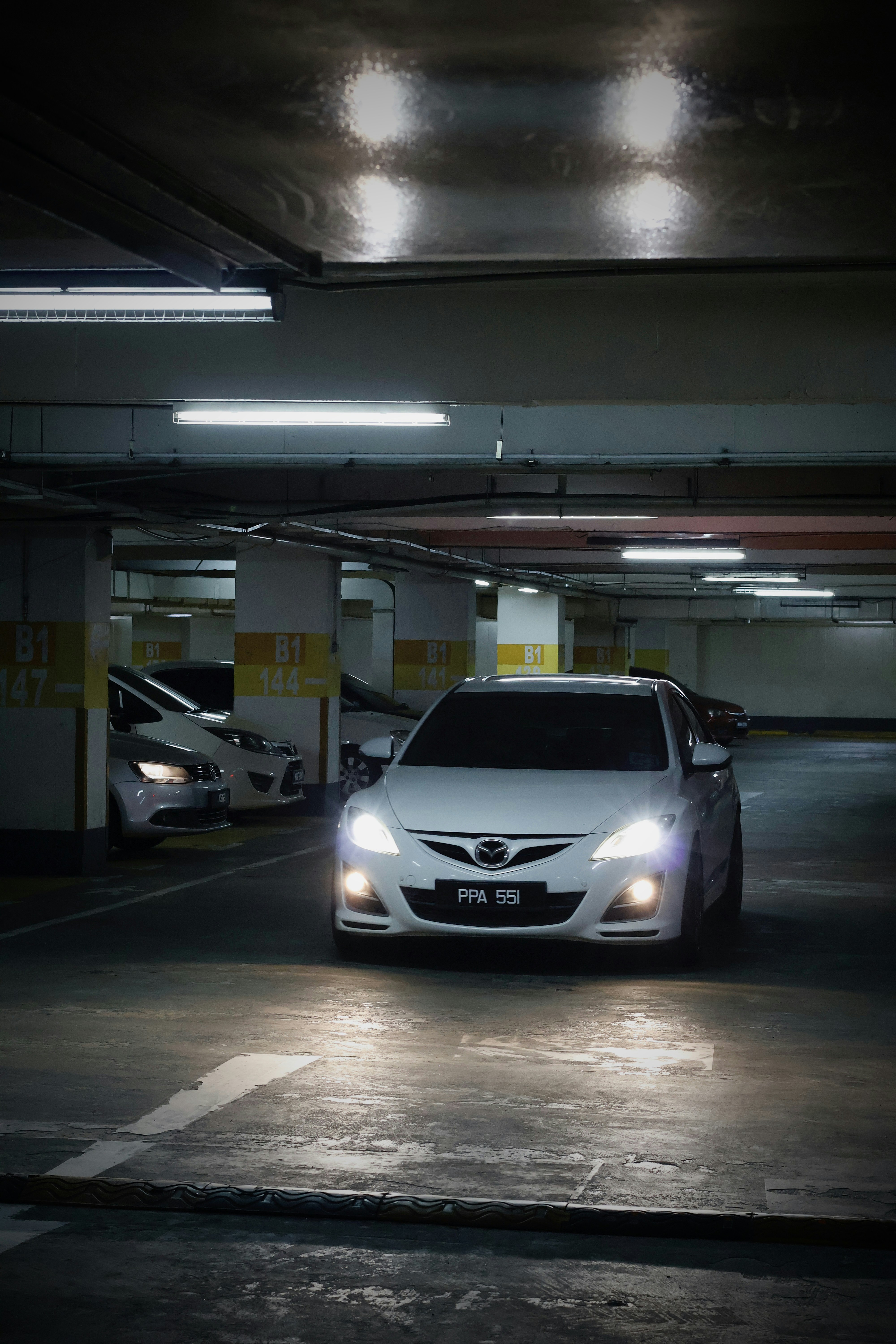 um grupo de carros estacionados em uma garagem