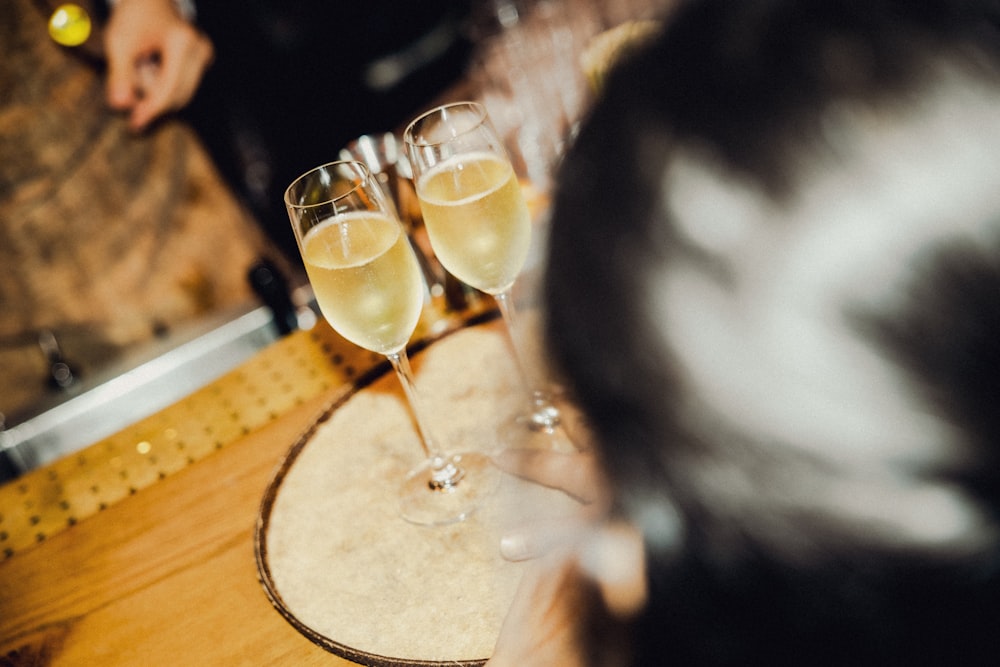 Quelques verres à vin sur une table