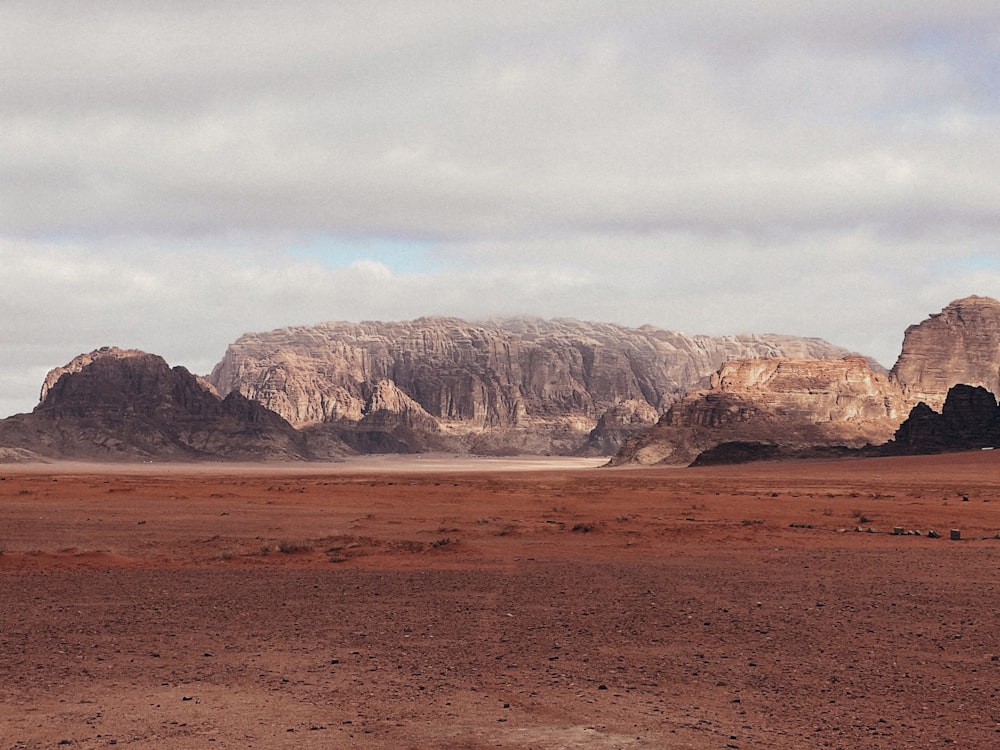 Un paisaje desértico con montañas rocosas