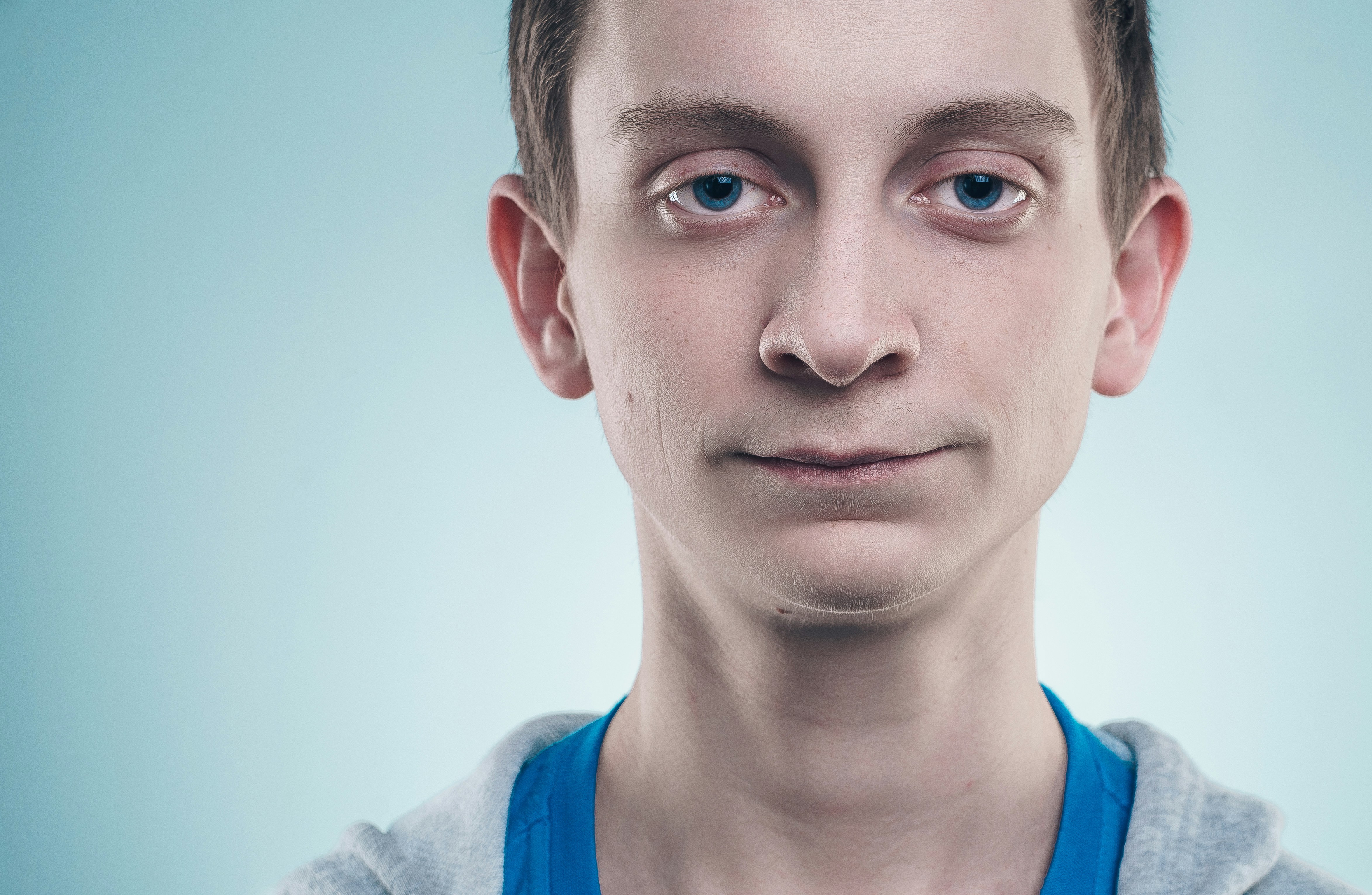 une personne aux yeux bleus