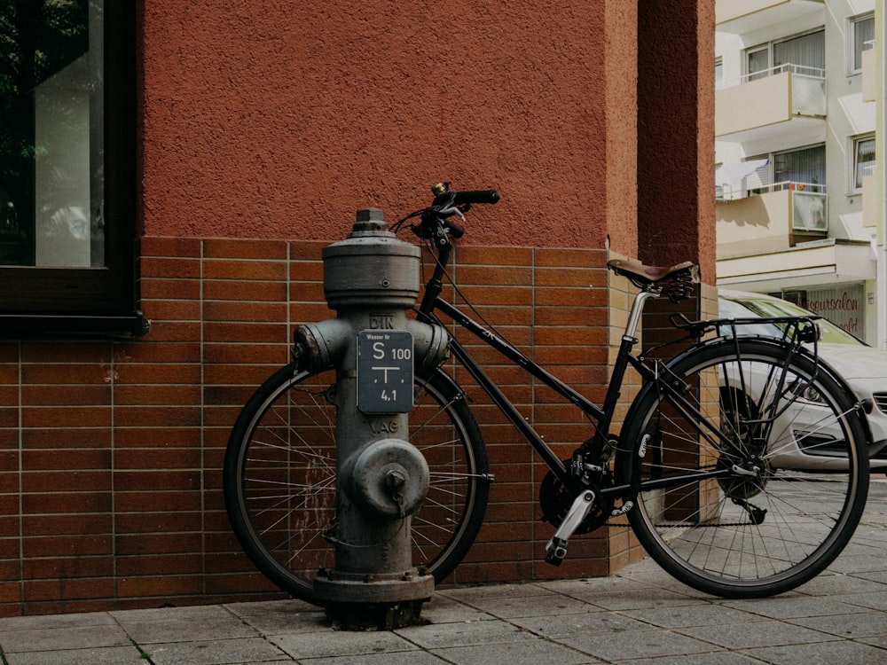uma bicicleta está estacionada ao lado de um hidrante