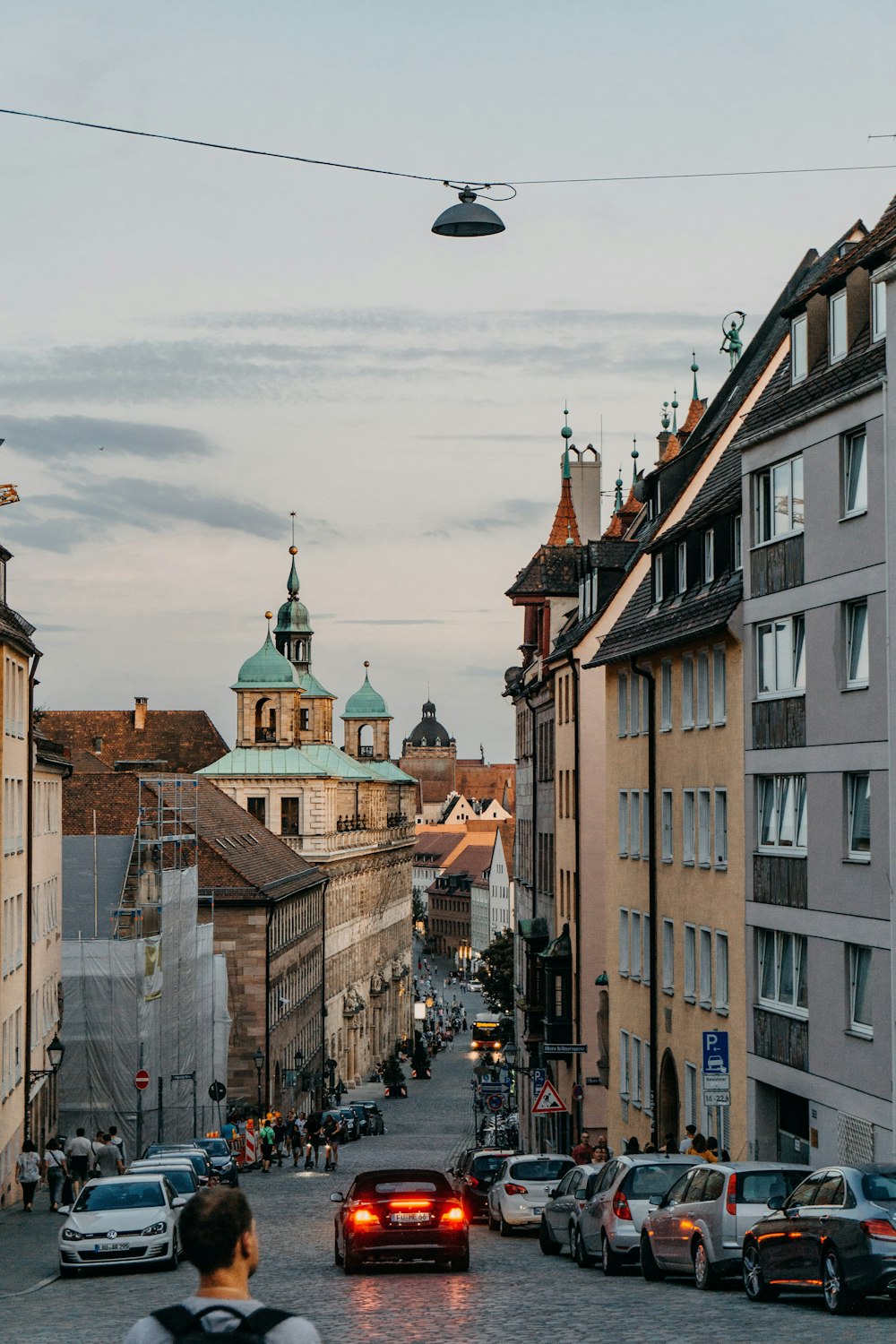 Eine Straße mit Autos und Gebäuden auf beiden Seiten