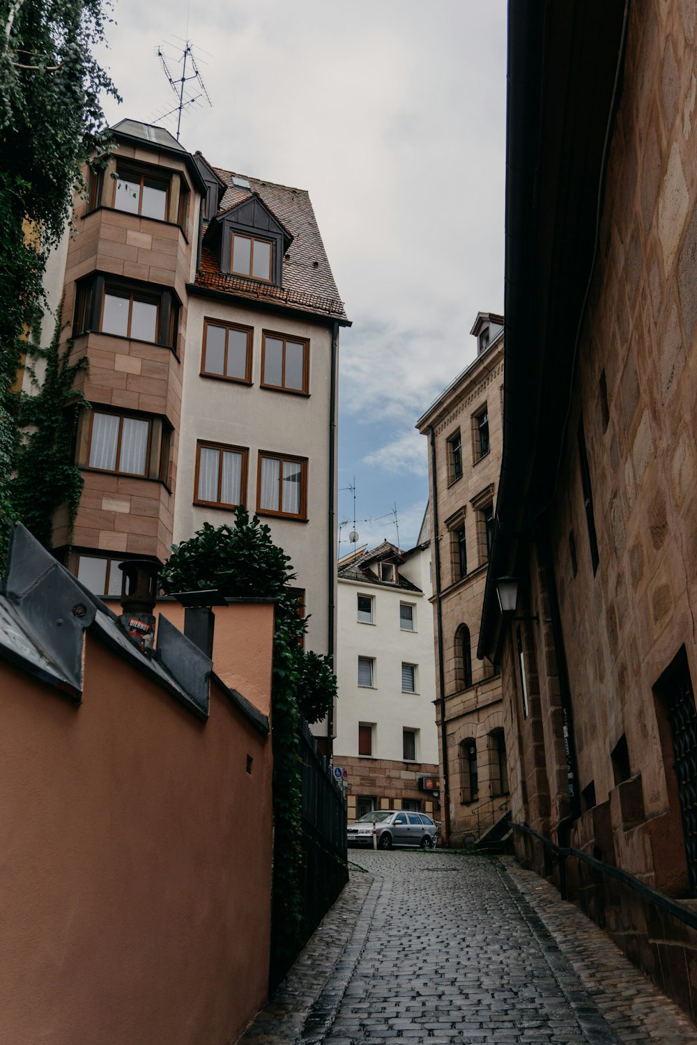 una strada con edifici su entrambi i lati