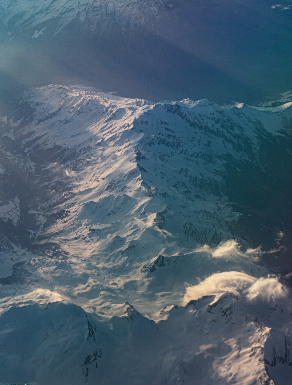 Une chaîne de montagnes vue d’en haut