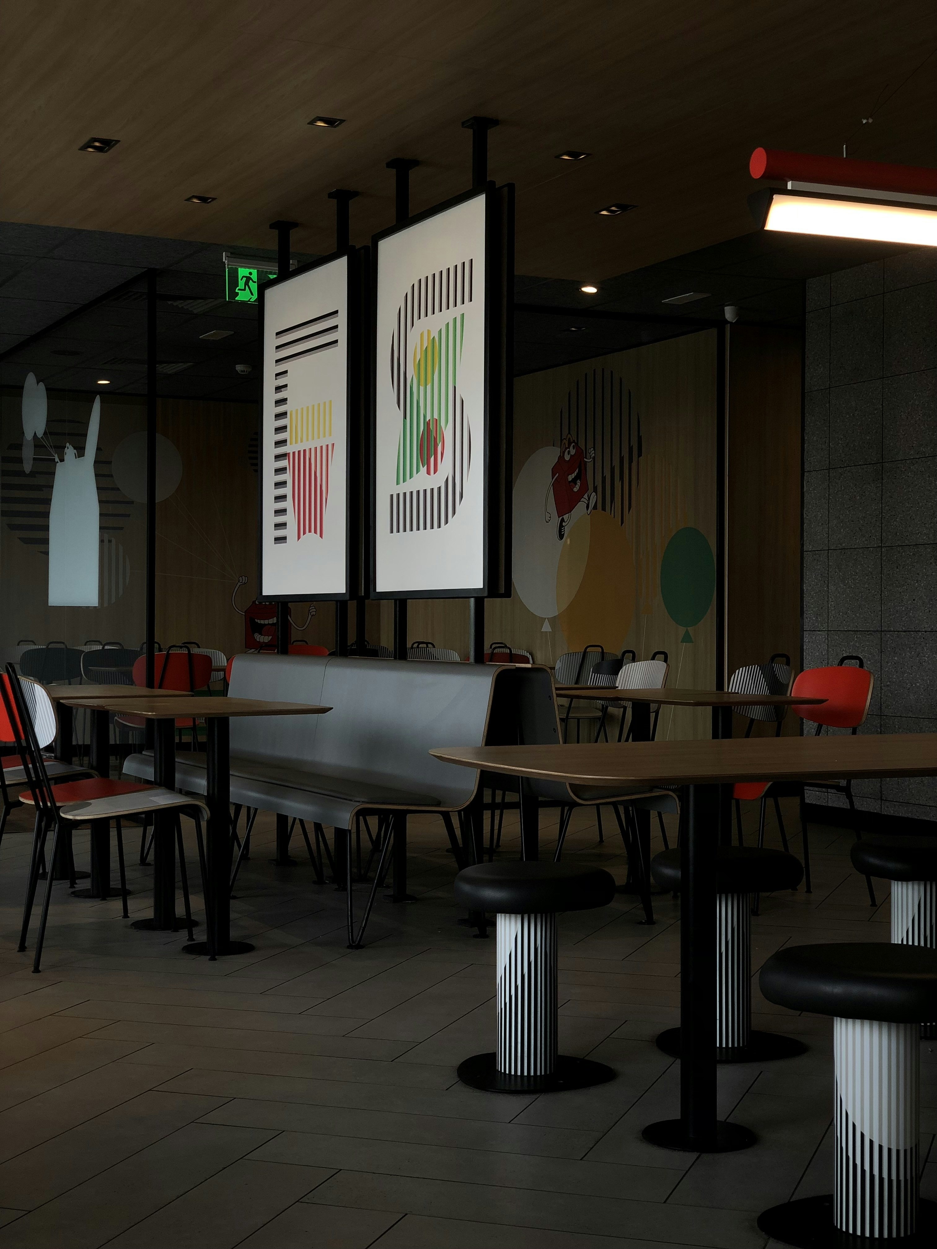 une salle avec tables et chaises