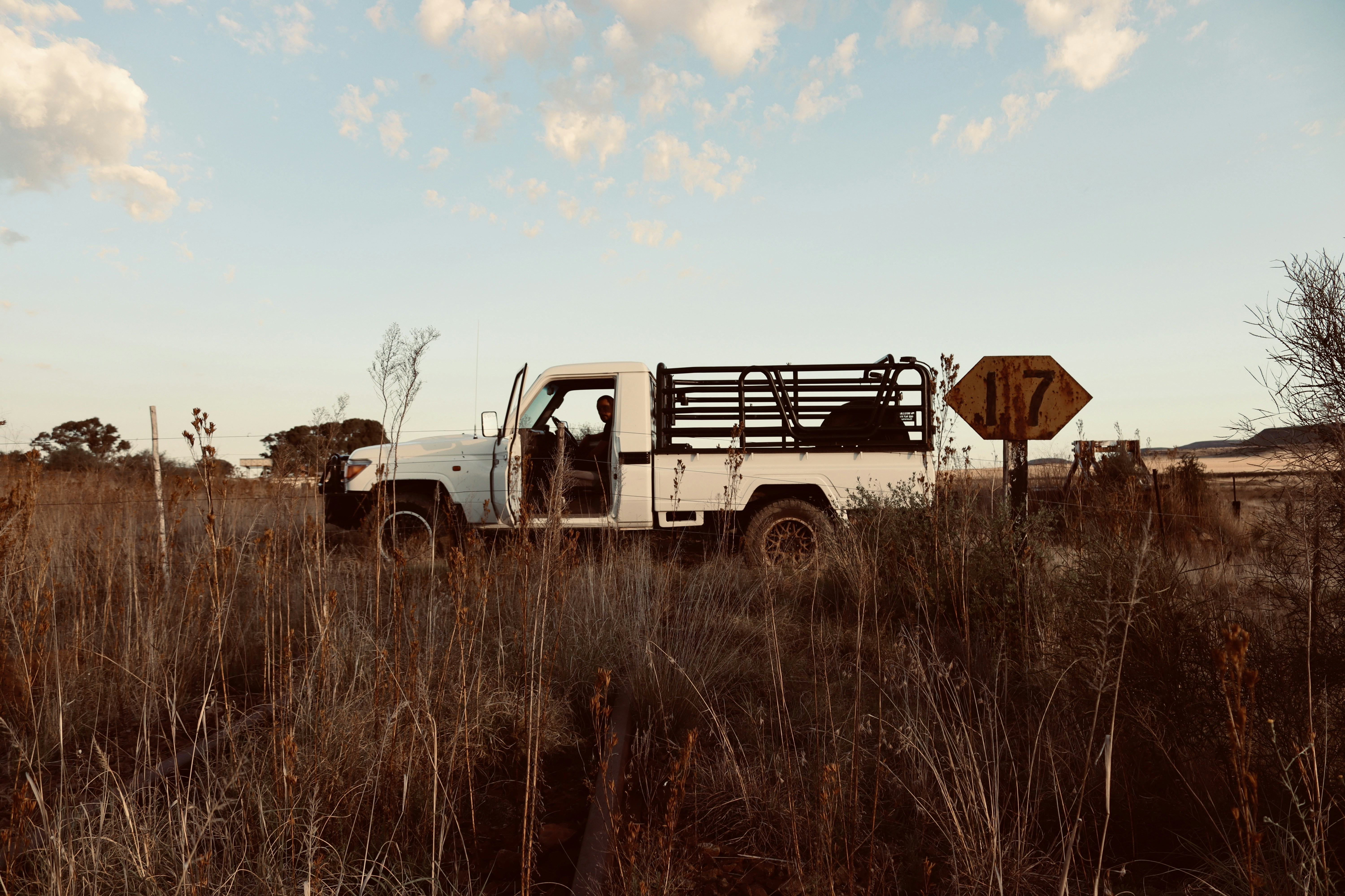 Ein LKW ist auf einem Feld geparkt