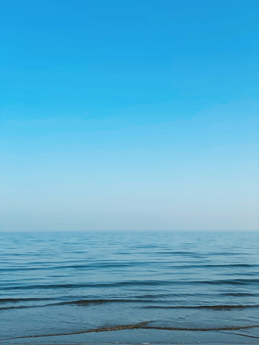 Une plage avec un ciel bleu