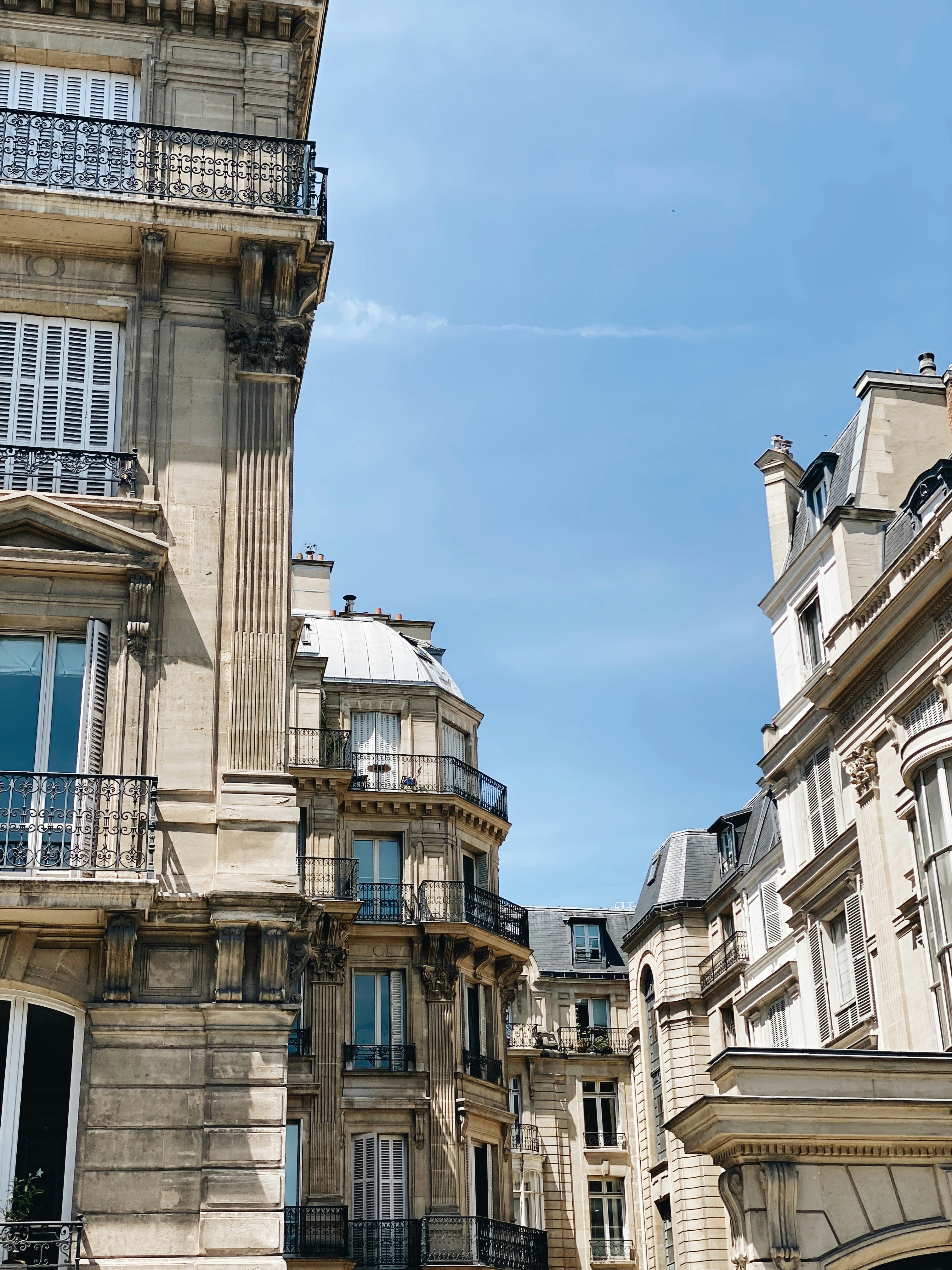 uma fileira de edifícios