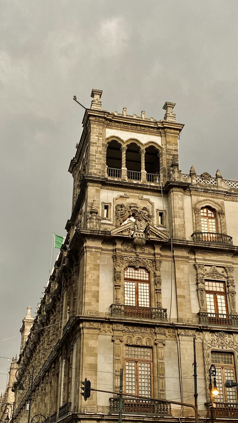 Un edificio con una gran torre