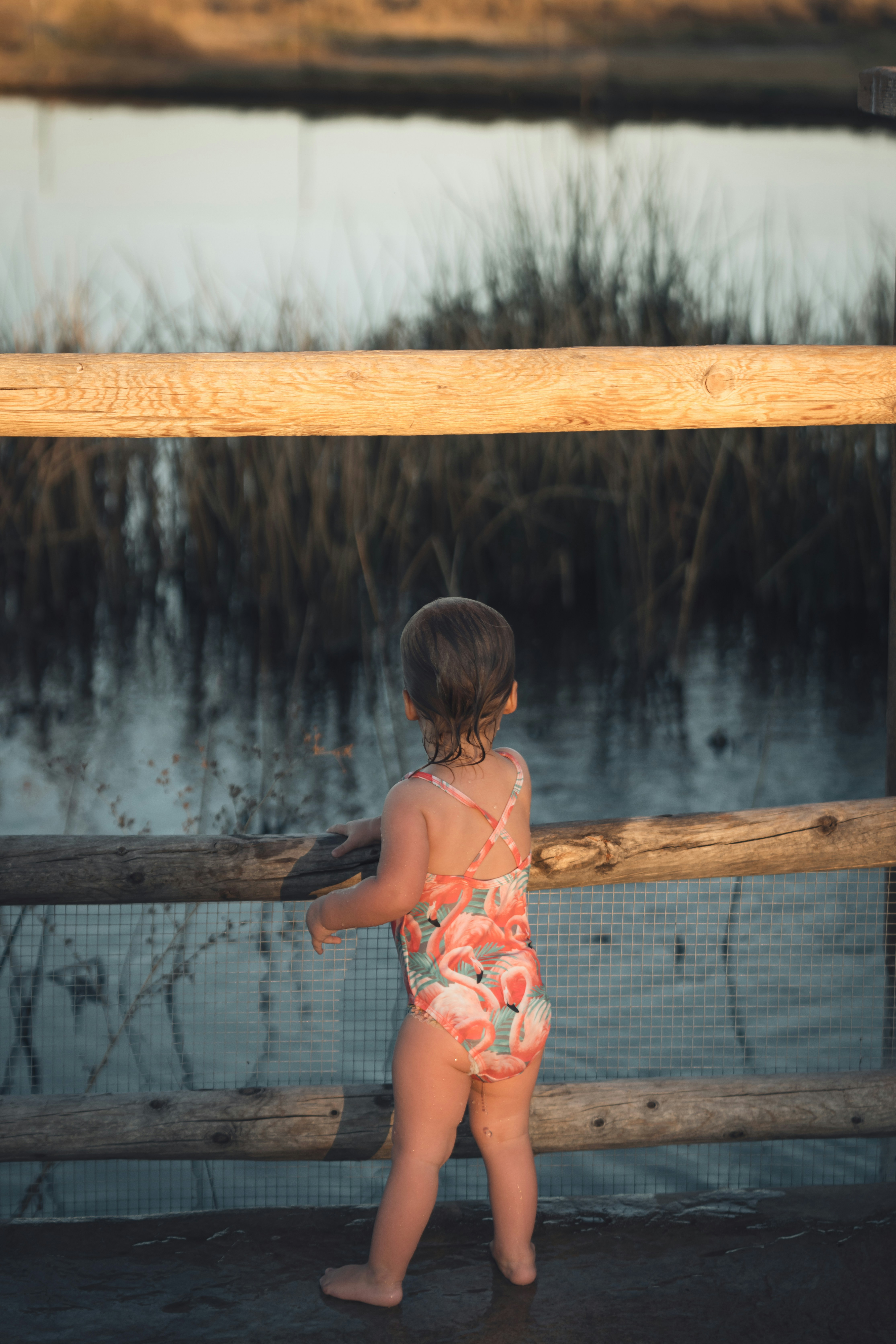 Ein Mädchen steht vor einem Wasserfall