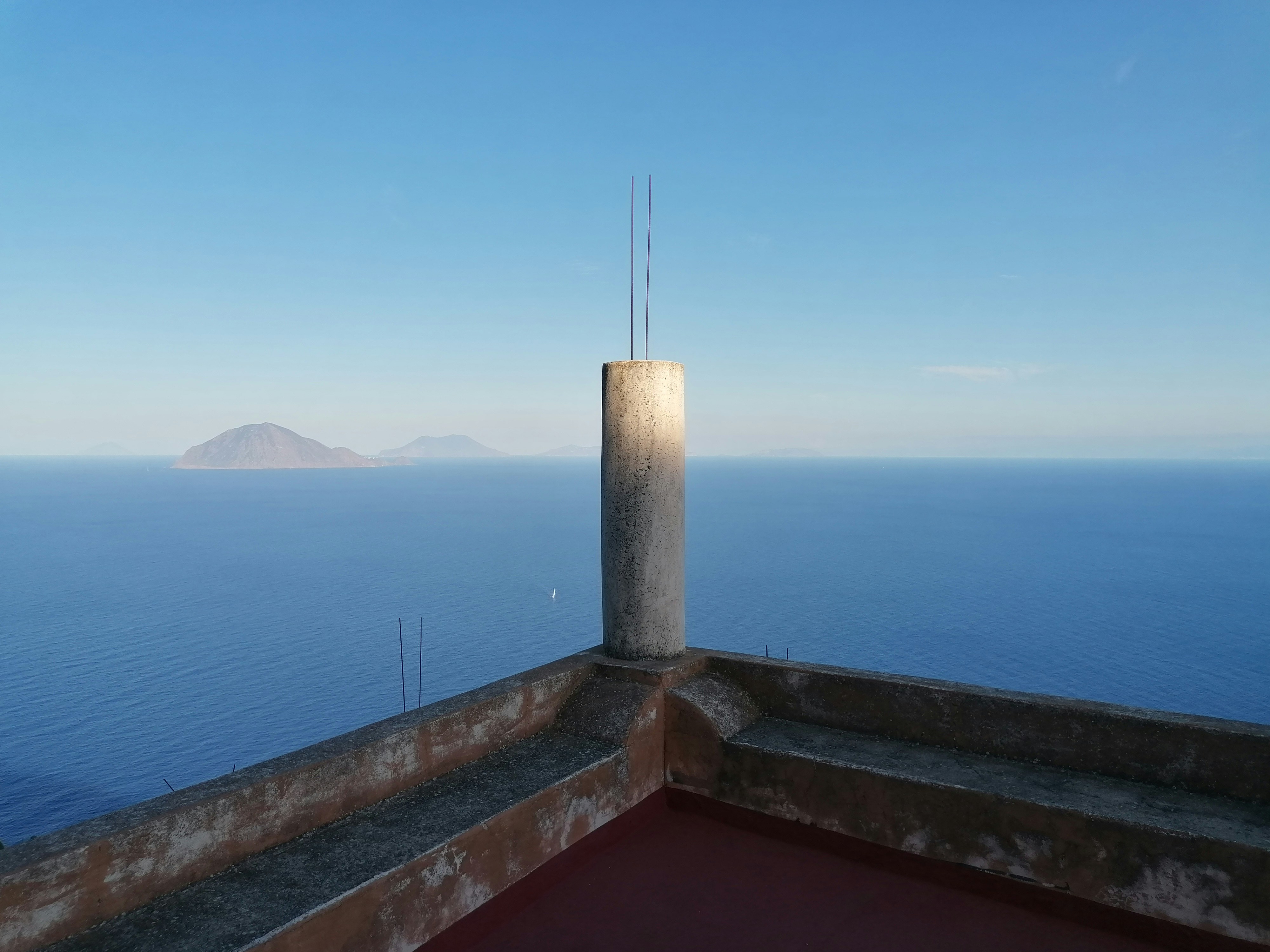 un muro di pietra con una torre in mezzo a uno specchio d'acqua