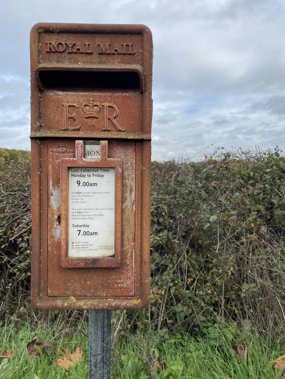 une boîte aux lettres dans un champ