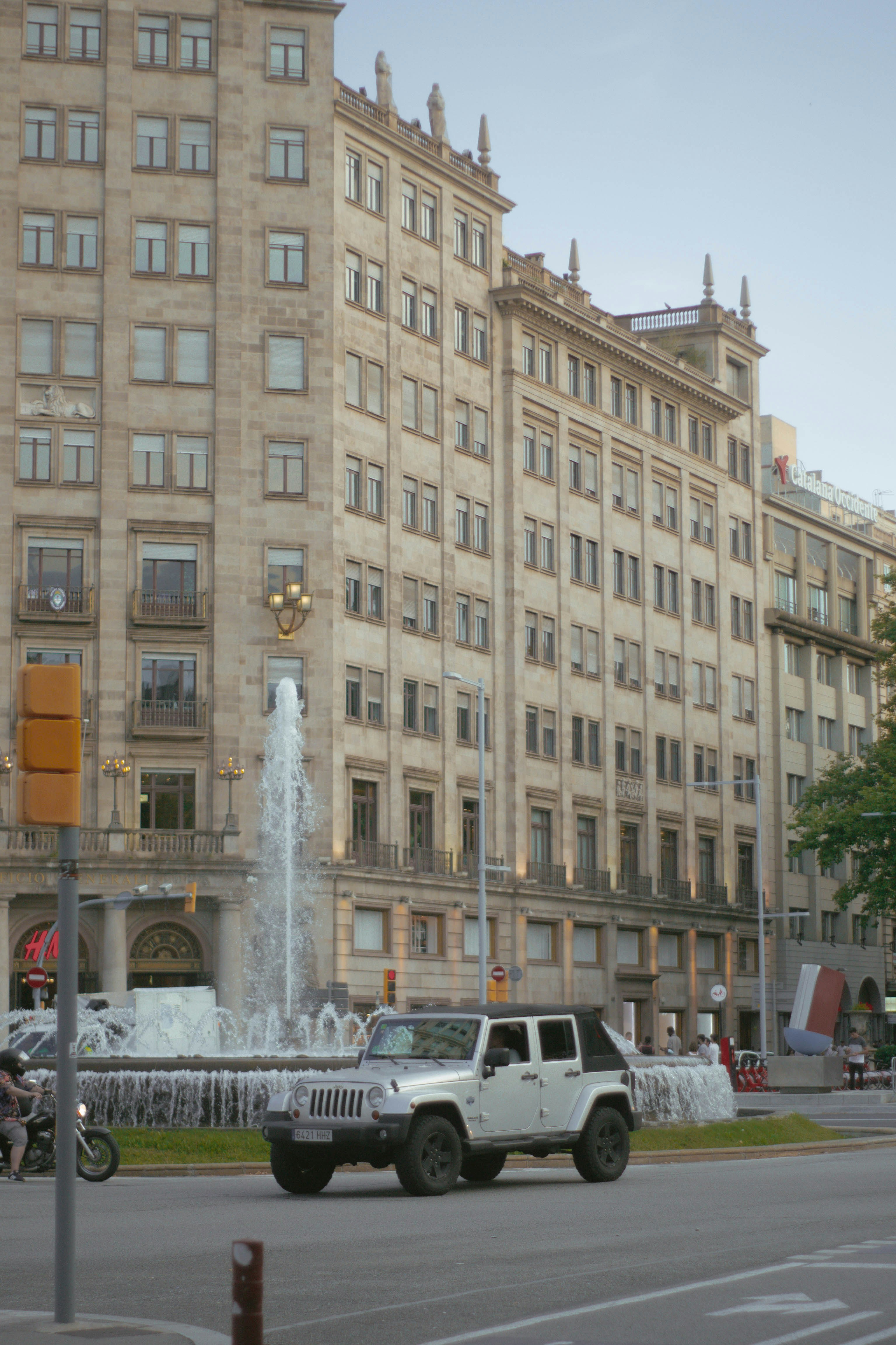 Un camión estacionado frente a un edificio