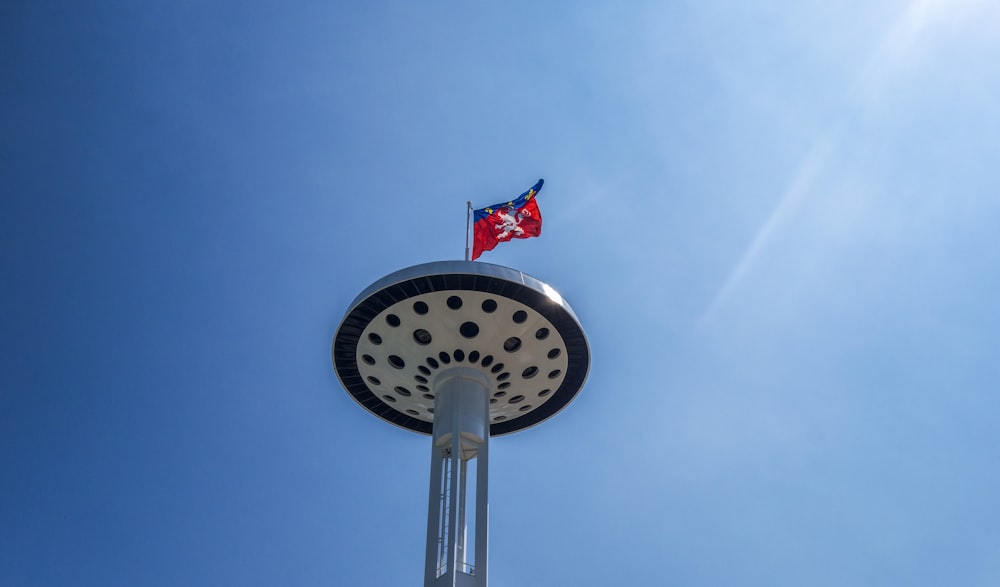 Eine Flagge, die auf einem Glockenturm weht