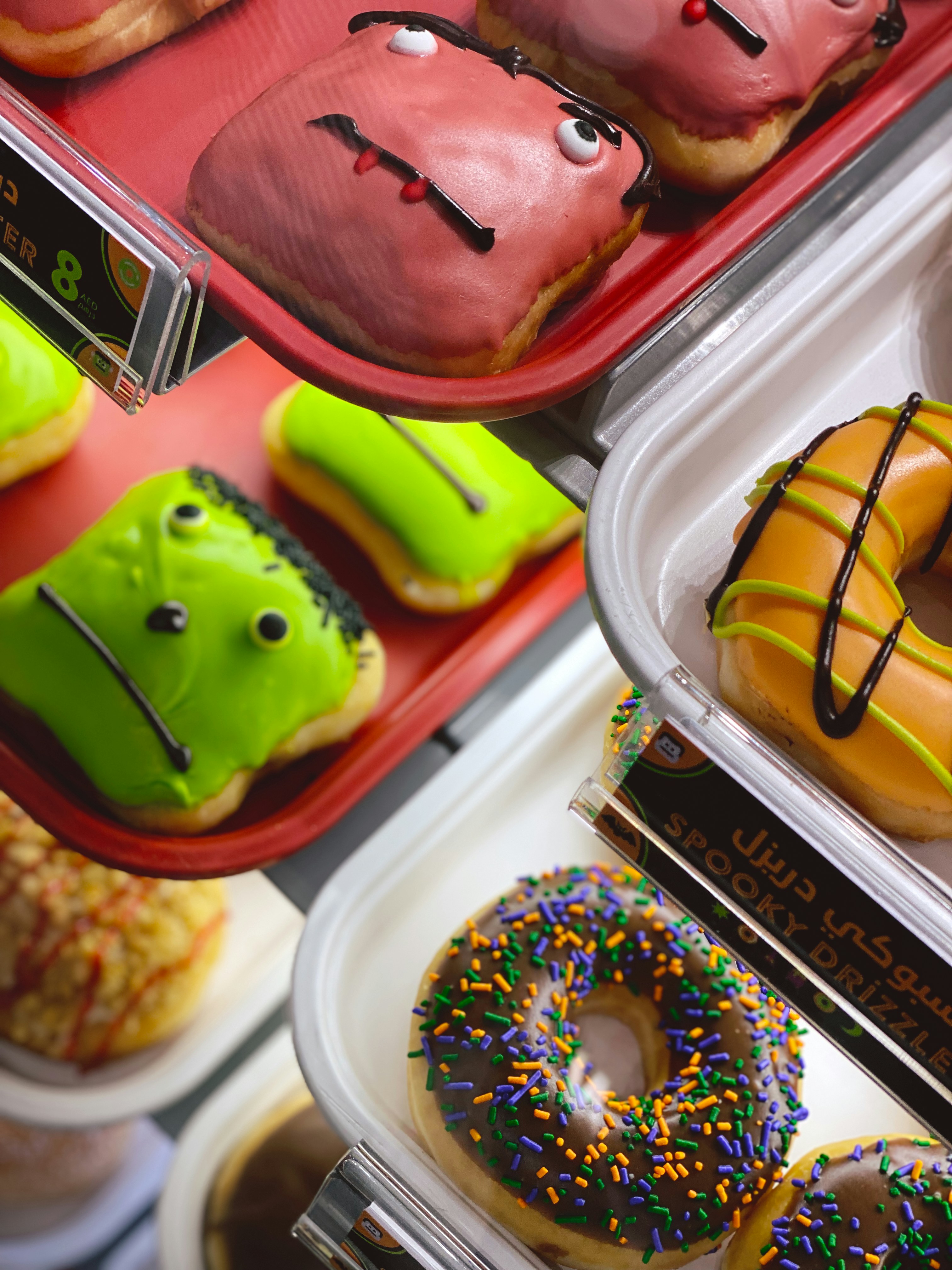 Ein Regal ist mit Donuts gefüllt