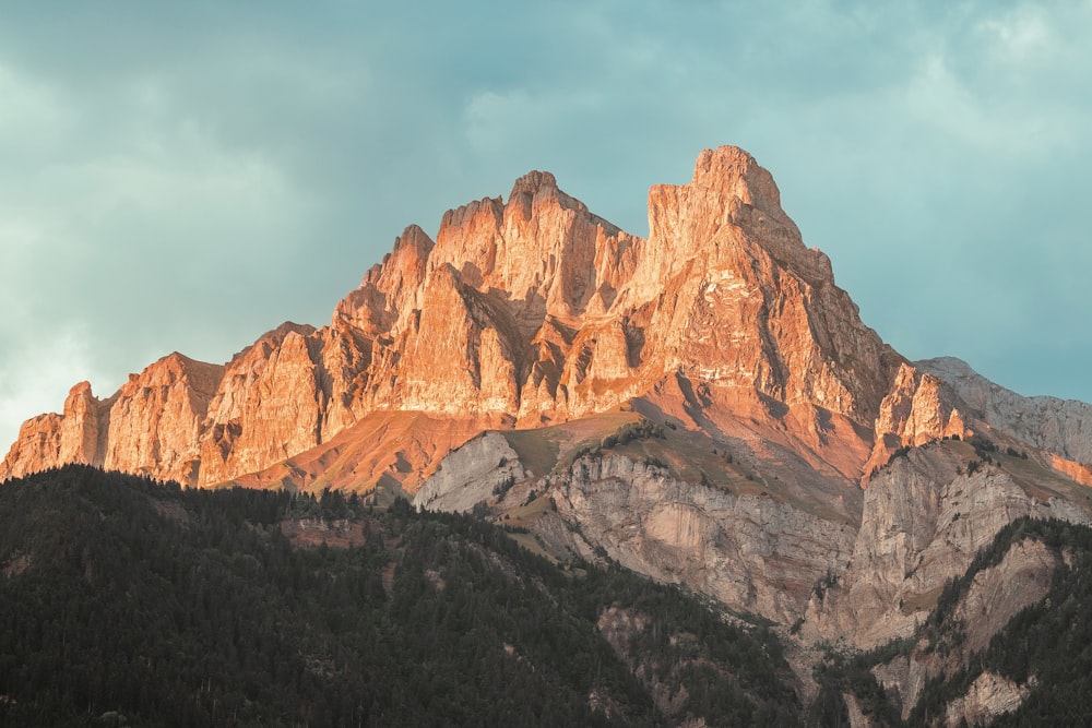 uma montanha com um grande pico rochoso