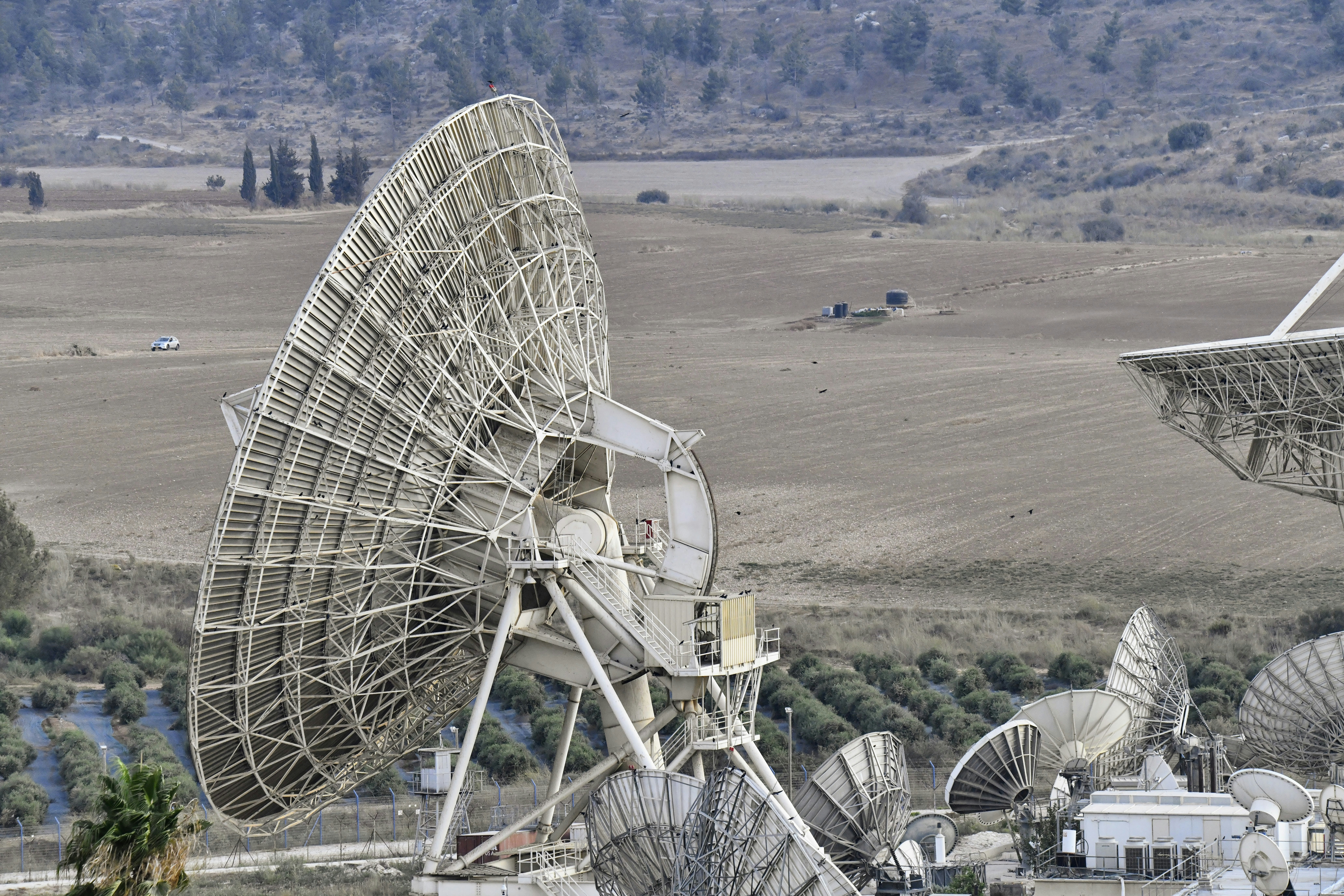 Diseño de antenas reflectoras alimentadas por LPDA de banda ancha con simulación de ondas completas EM