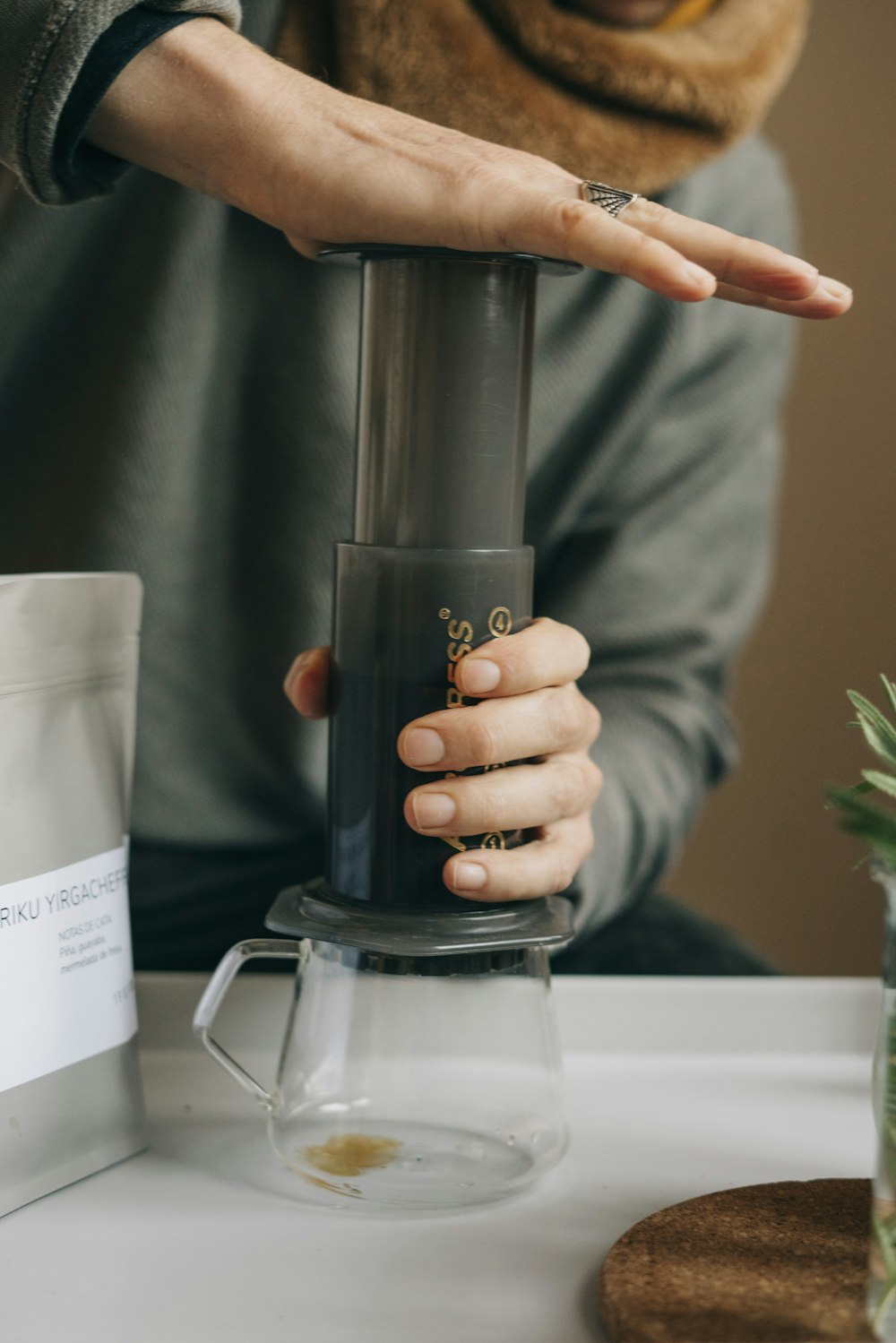 una persona vertiendo un líquido en un vaso