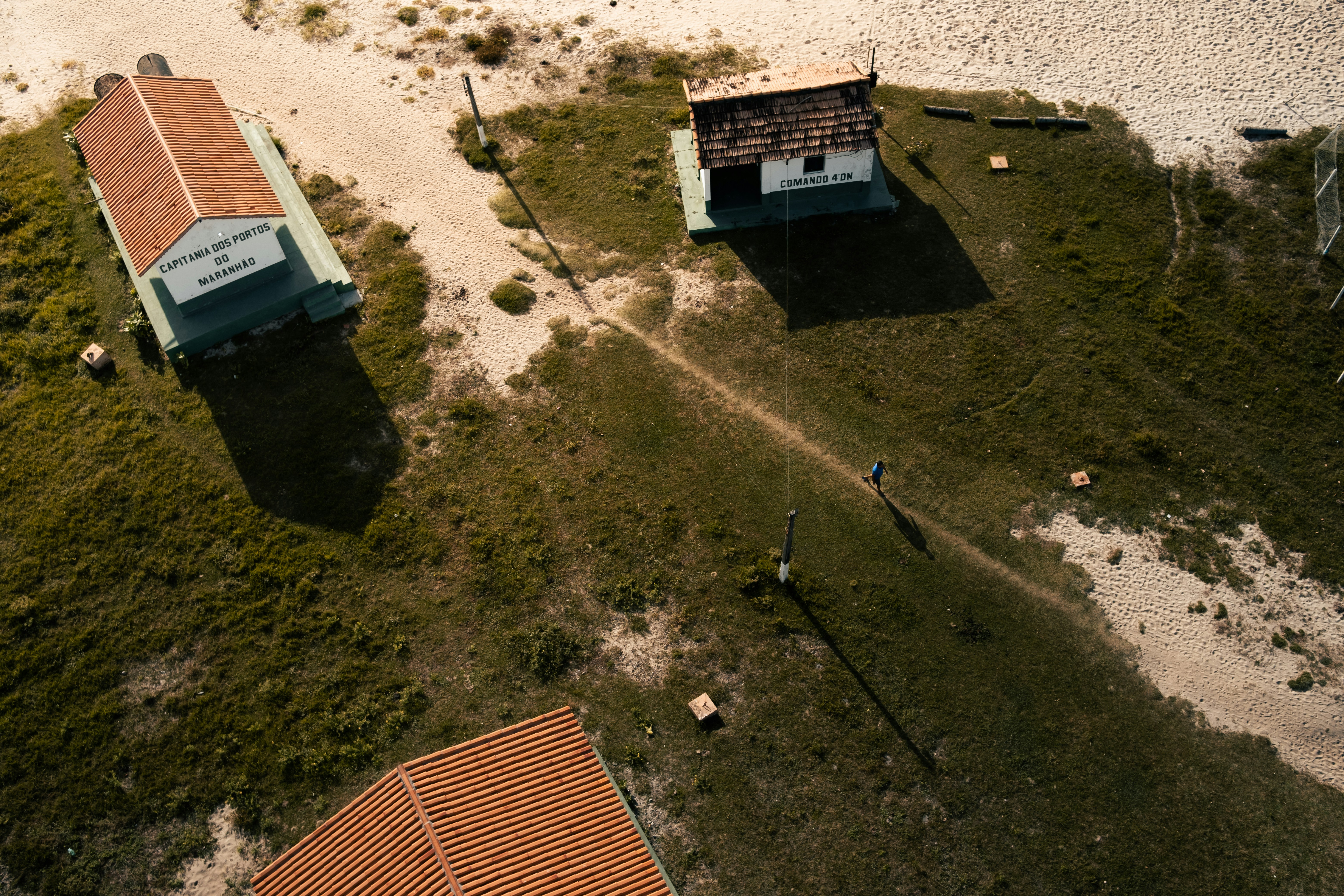 Alcuni edifici in un campo