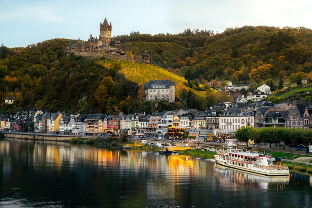 Une ville sur une colline