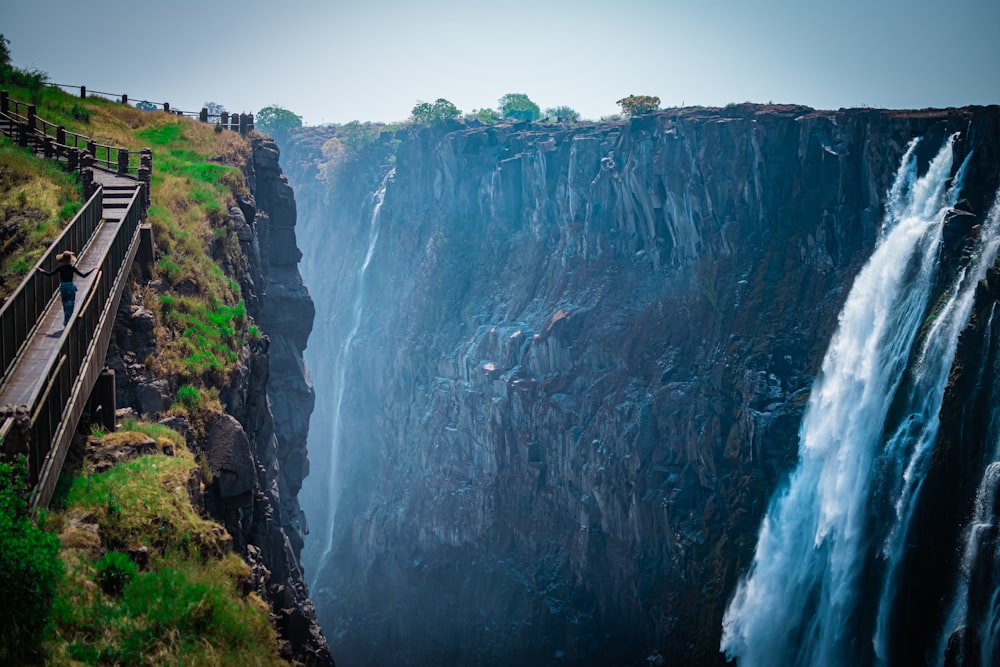 una gran cascada con el Parque Nacional de las Cataratas Victoria