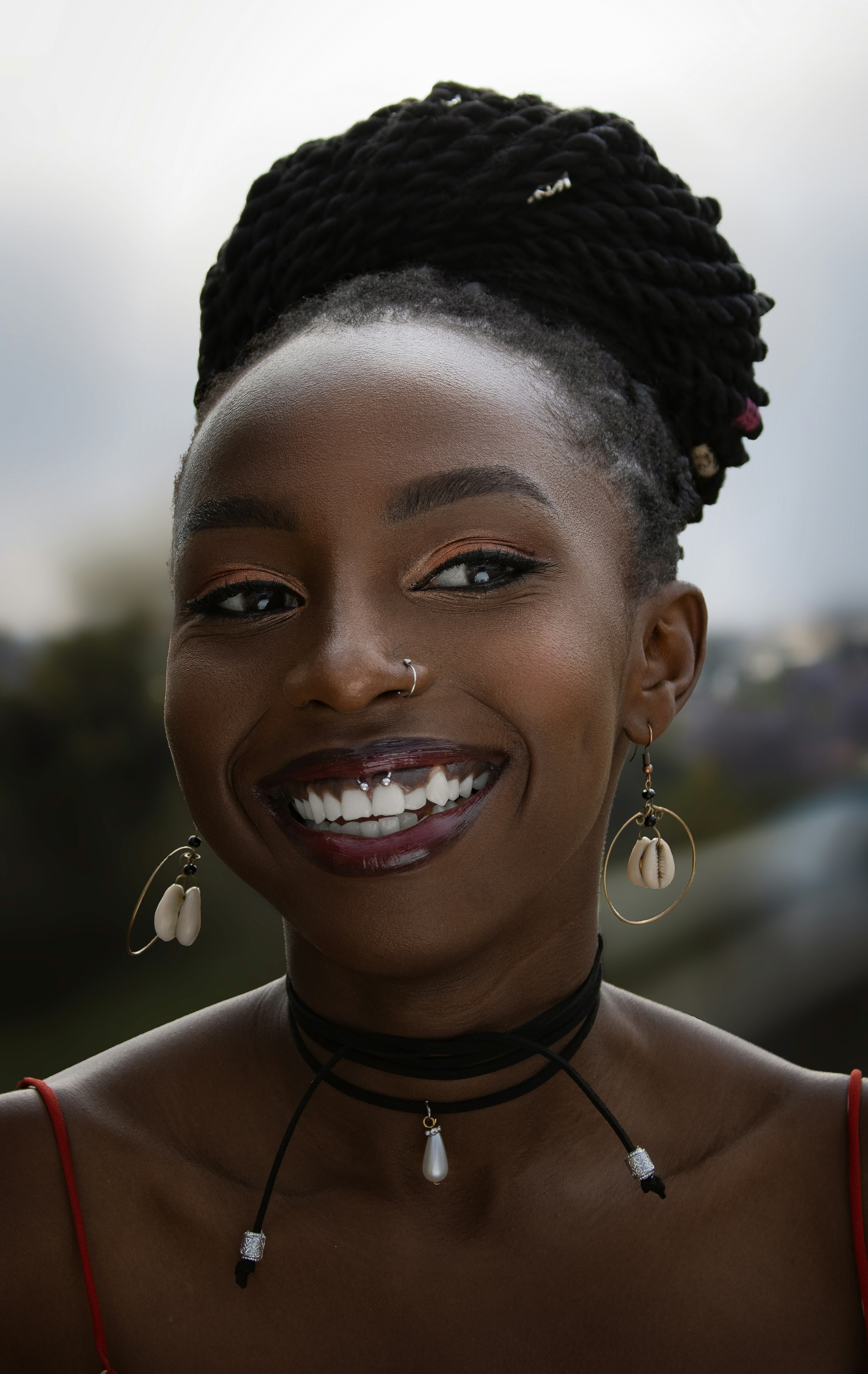 카메라를 향해 웃고 있는 사람