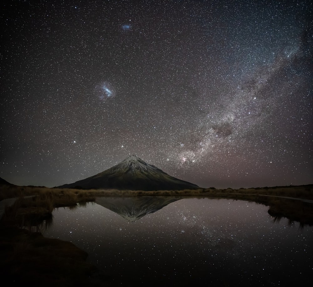 Una montaña en la distancia