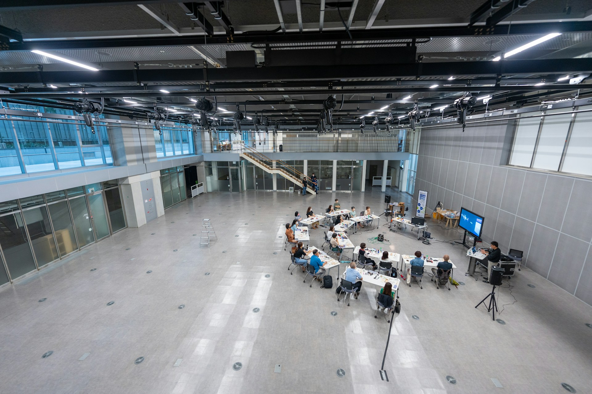 A panoramic view of a conference room filled with engaged members discussing plans, reflecting the collaborative spirit of Dulkadiroğlu Federasyonu.