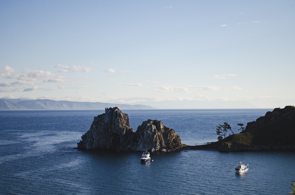 um grupo de barcos na água