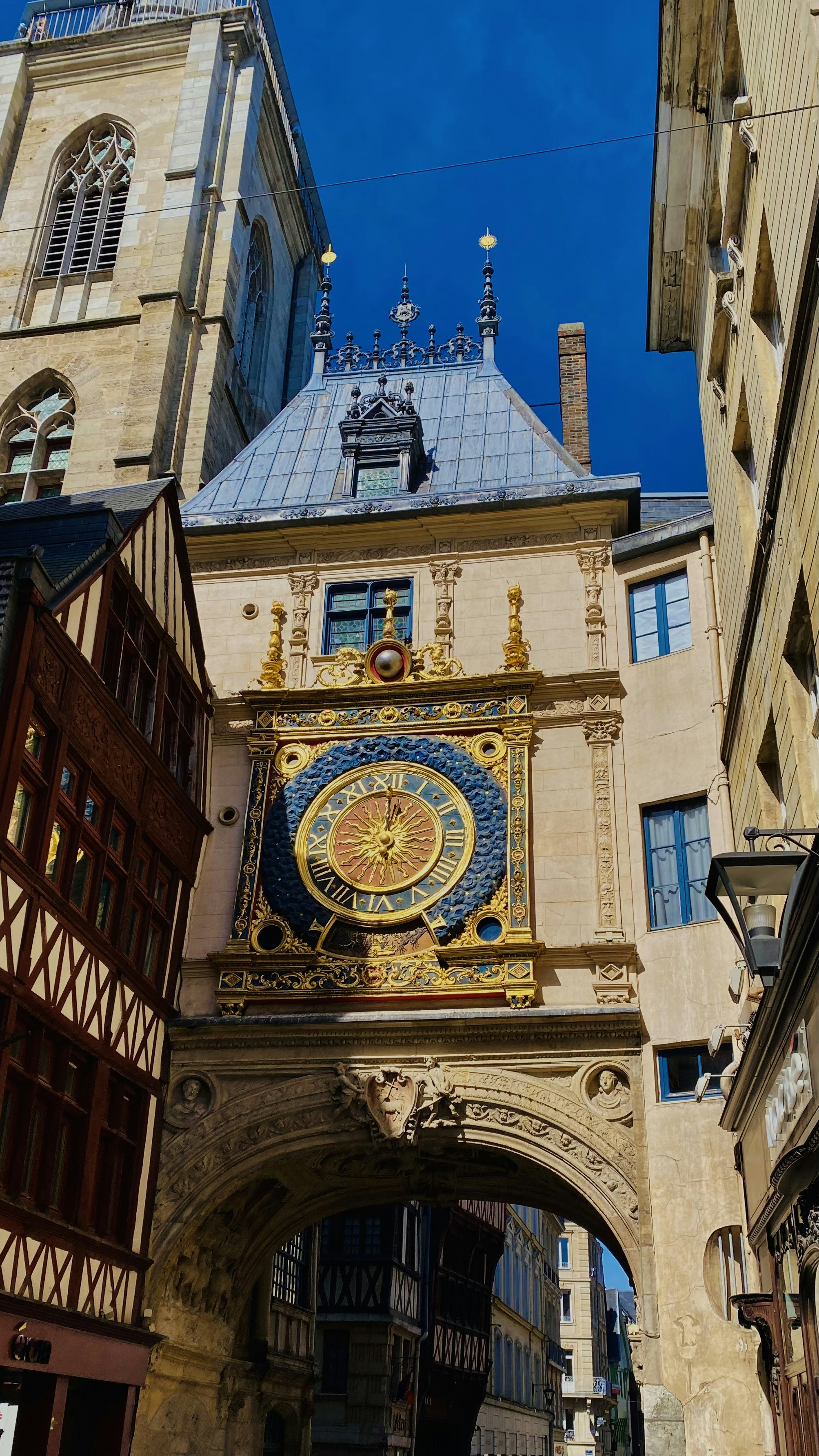 A large clock on a building photo – Free Architecture Image on Unsplash