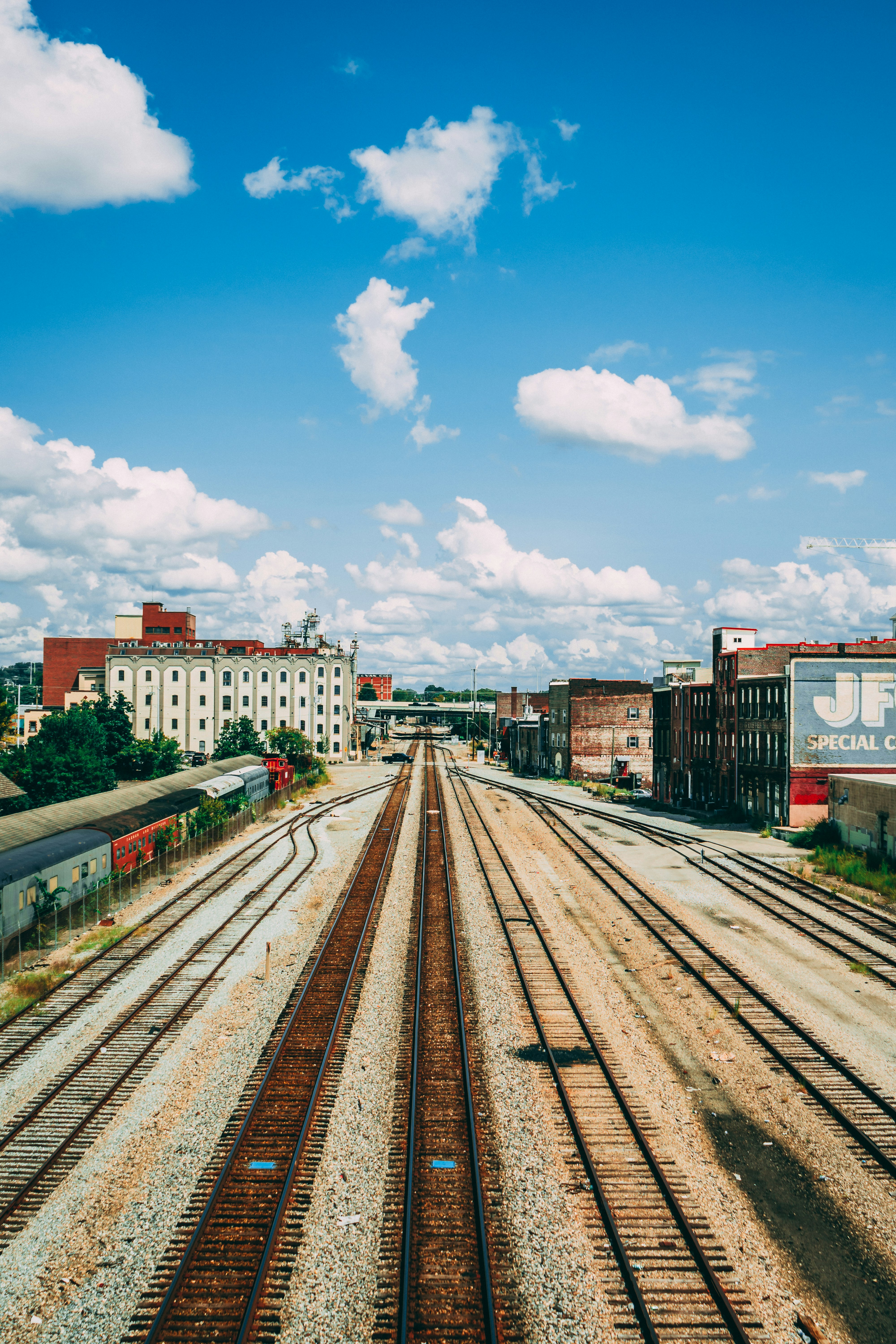 建物を背景にした線路