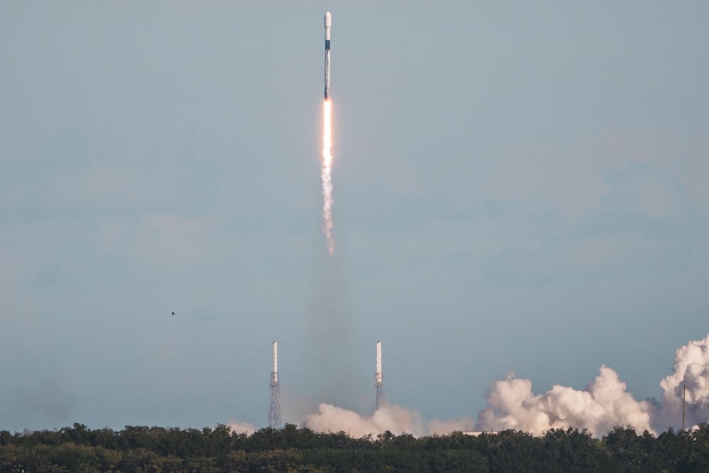 離陸するロケット